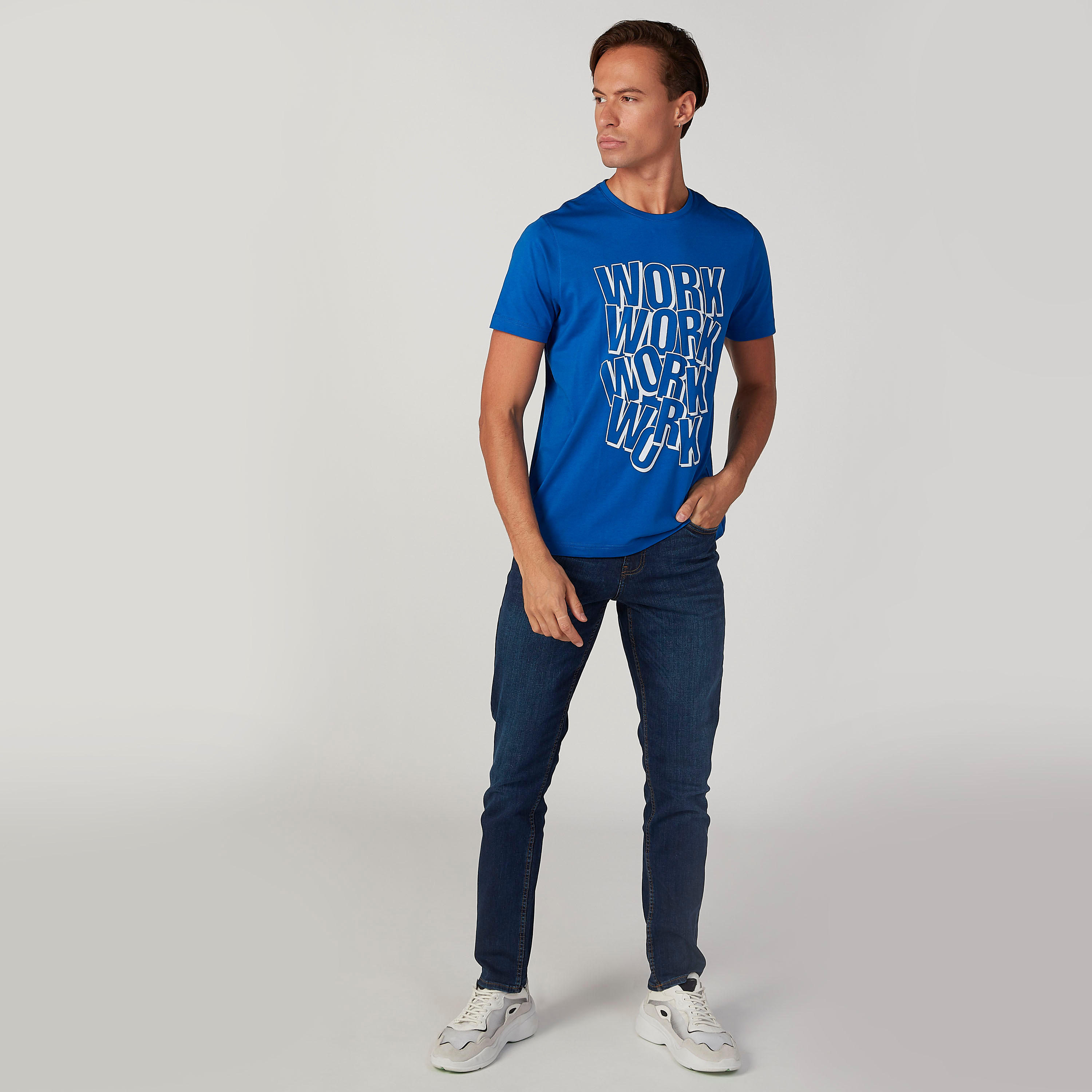 تيشيرت سليم فيت بياقة ضيّقة وأكمام قصيرة وطبعات-men-clothing-tshirtsandpolos-tshirts-image-3