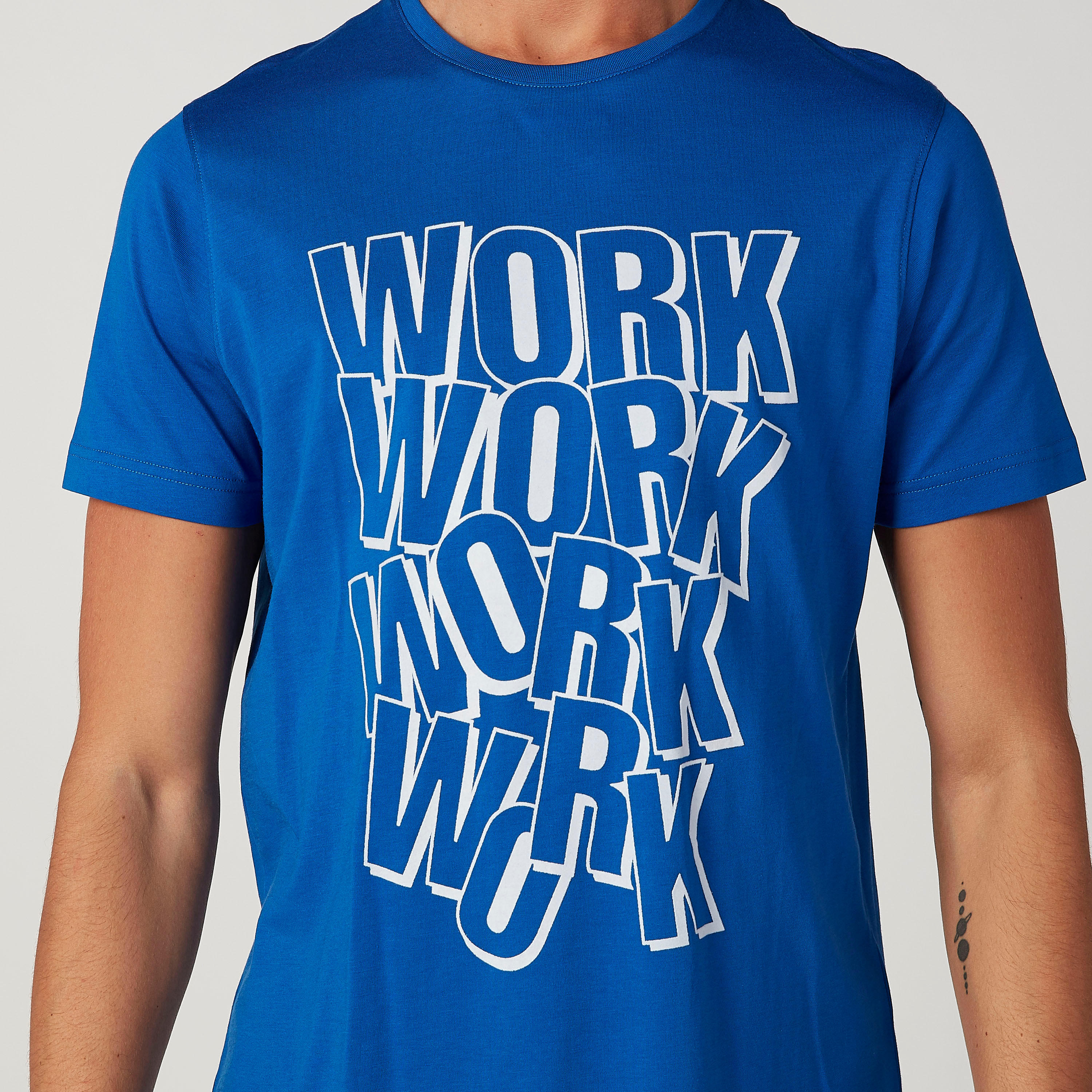 تيشيرت سليم فيت بياقة ضيّقة وأكمام قصيرة وطبعات-men-clothing-tshirtsandpolos-tshirts-image-2
