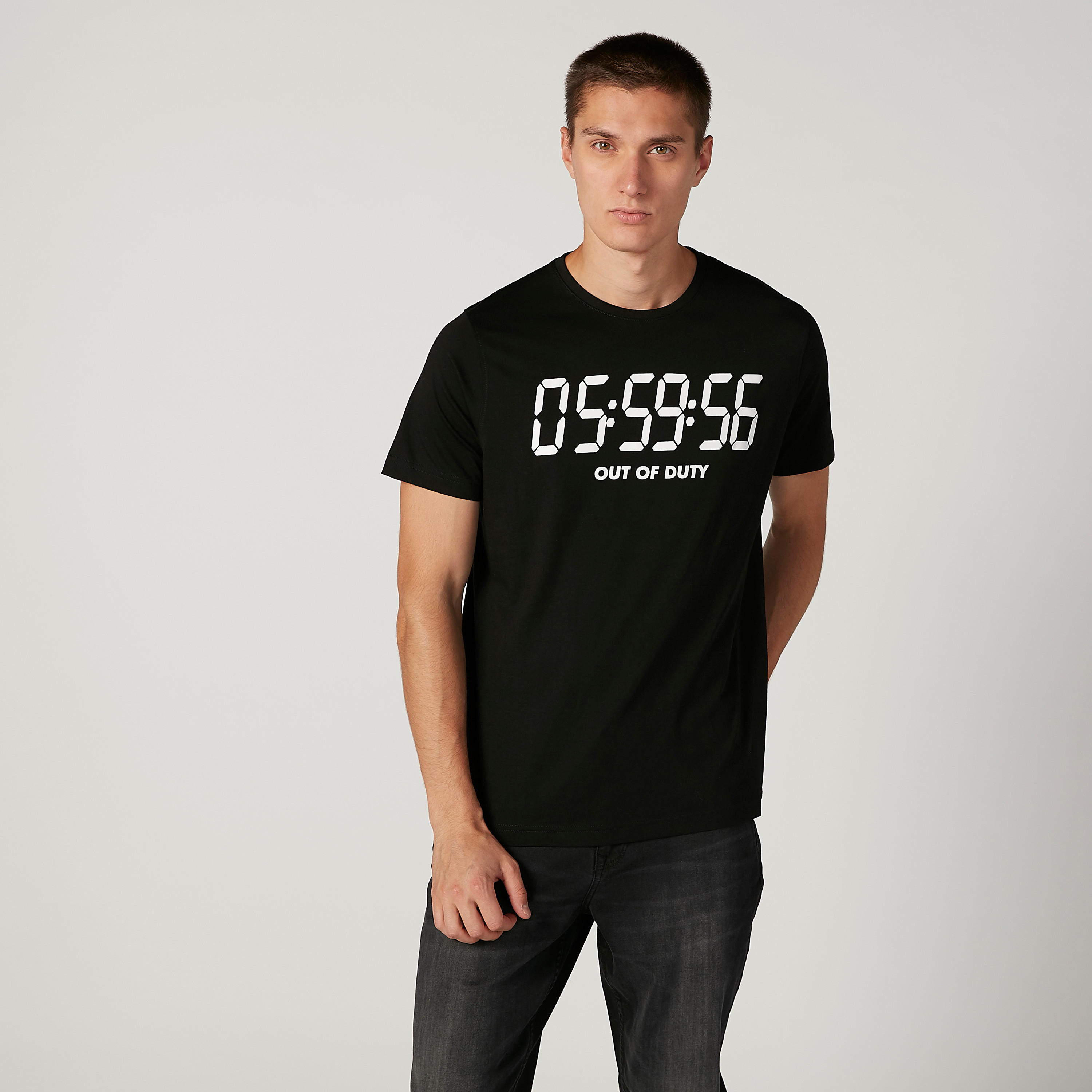 تيشيرت سليم بياقة ضيّقة وأكمام قصيرة وطبعات-men-clothing-tshirtsandpolos-tshirts-image-1