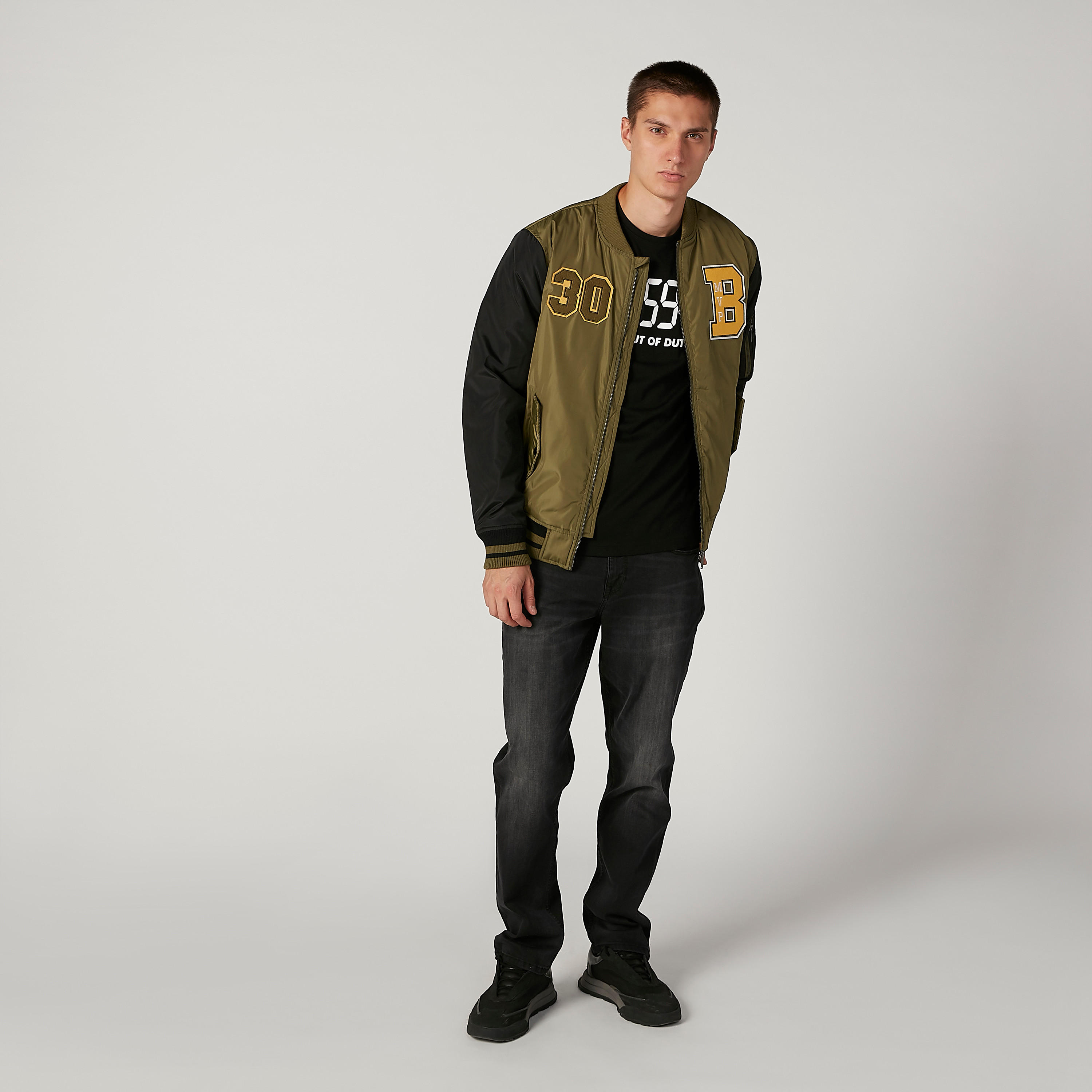 تيشيرت سليم بياقة ضيّقة وأكمام قصيرة وطبعات-men-clothing-tshirtsandpolos-tshirts-image-2