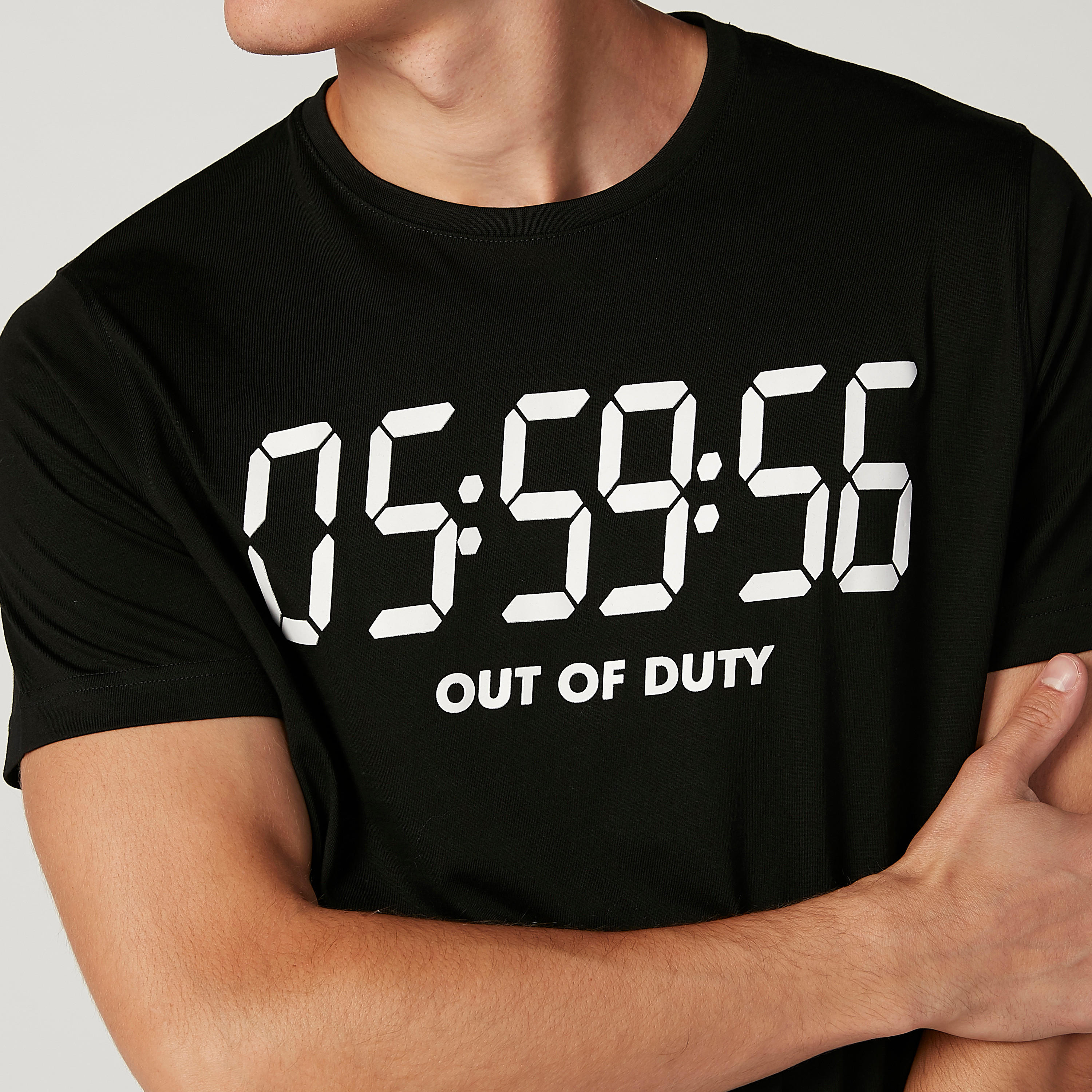 تيشيرت سليم بياقة ضيّقة وأكمام قصيرة وطبعات-men-clothing-tshirtsandpolos-tshirts-image-3