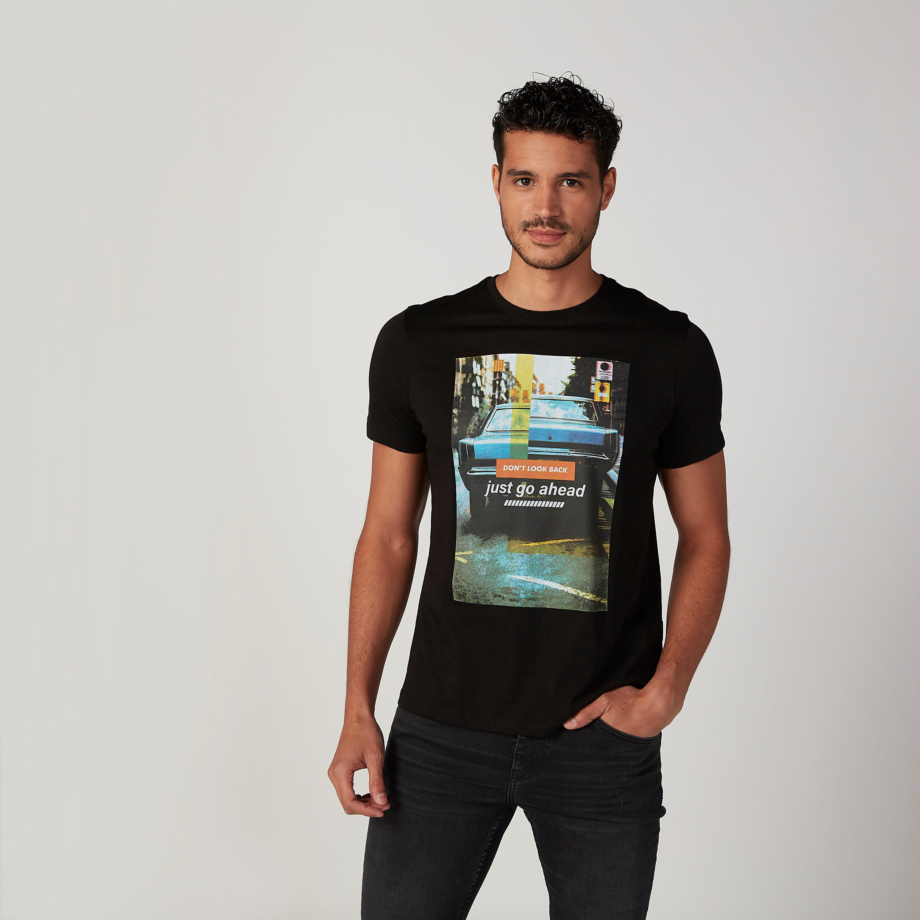 تيشيرت سليم فيت بياقة ضيّقة وأكمام قصيرة وطبعات-men-clothing-tshirtsandpolos-tshirts-image-1