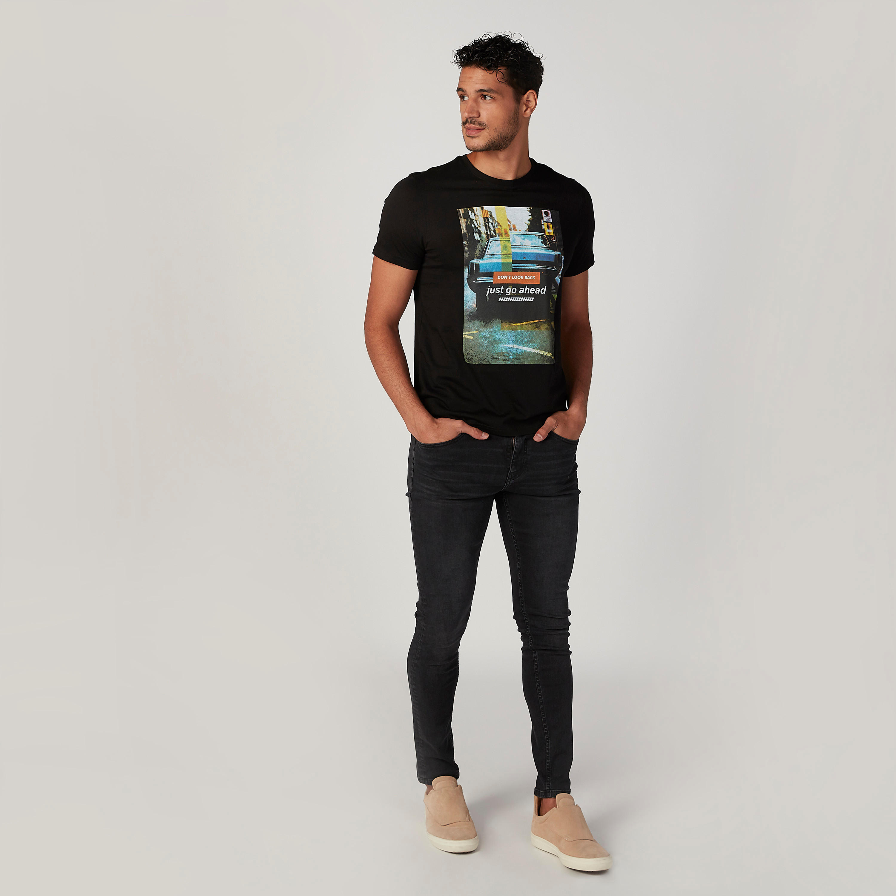 تيشيرت سليم فيت بياقة ضيّقة وأكمام قصيرة وطبعات-men-clothing-tshirtsandpolos-tshirts-image-2