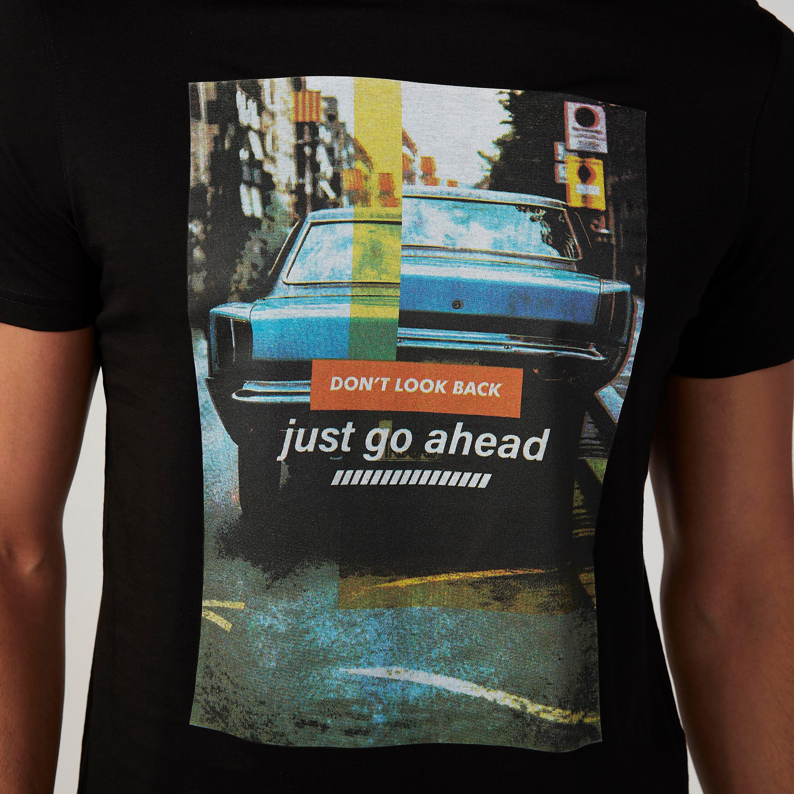 تيشيرت سليم فيت بياقة ضيّقة وأكمام قصيرة وطبعات-men-clothing-tshirtsandpolos-tshirts-image-3