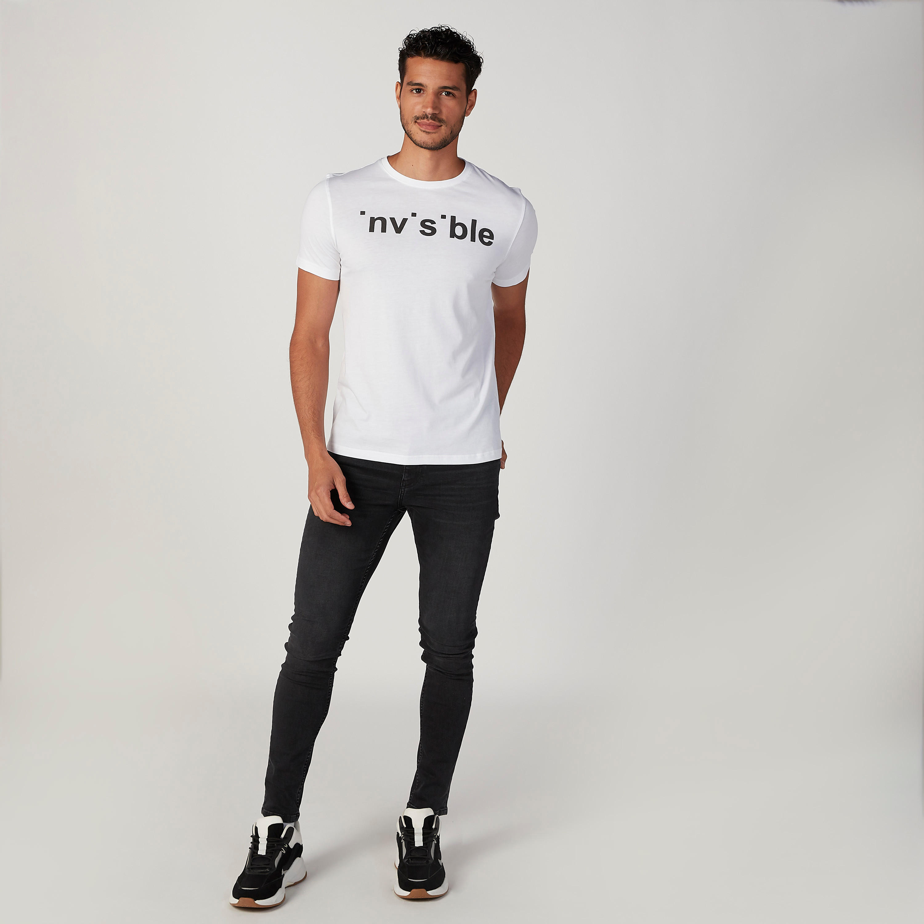تيشيرت سليم فيت بياقة ضيّقة وأكمام قصيرة وطبعات-men-clothing-tshirtsandpolos-tshirts-image-2