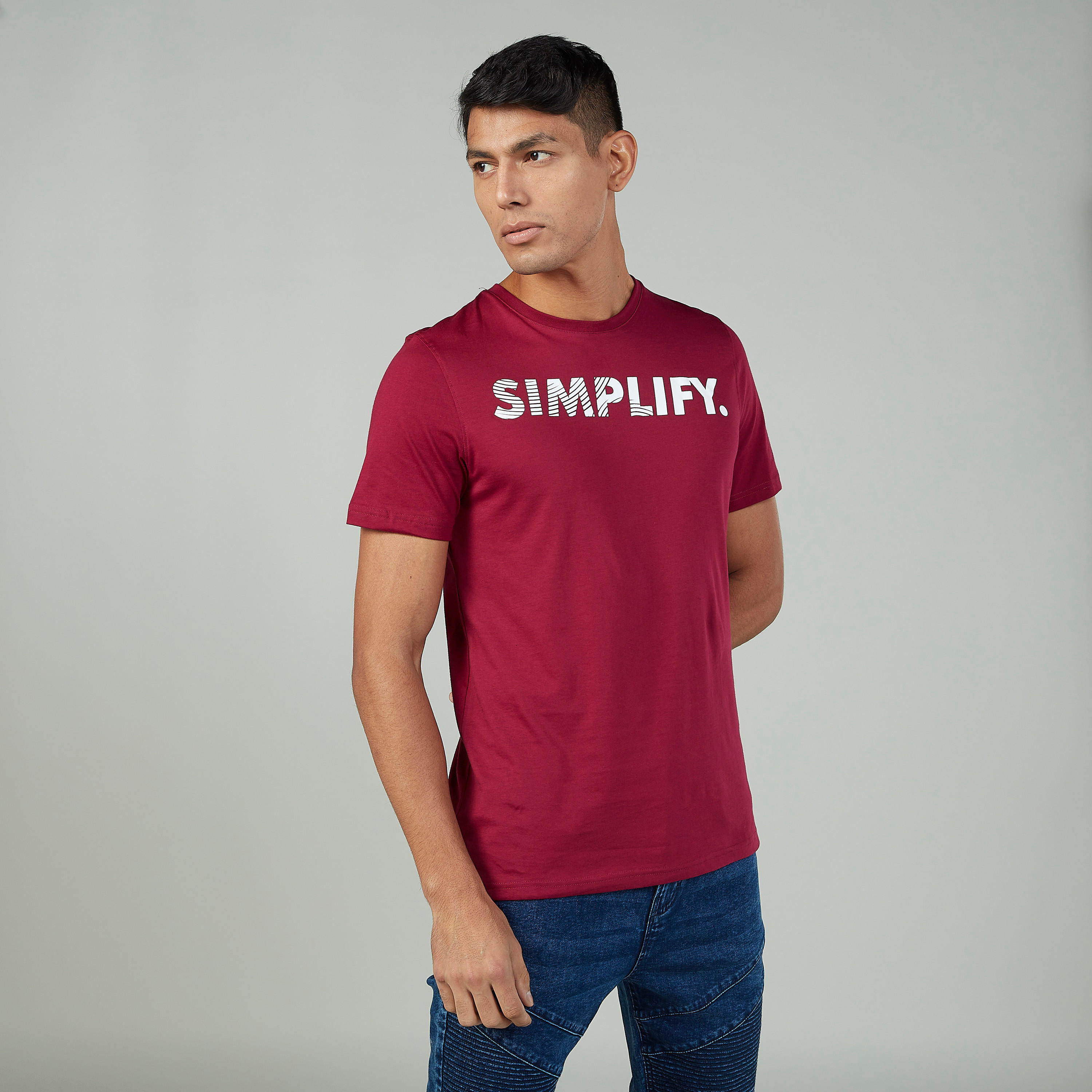 تيشيرت بقصّة سليم بياقة مستديرة وأكمام قصيرة وطبعات-men-clothing-tshirtsandpolos-tshirts-image-1