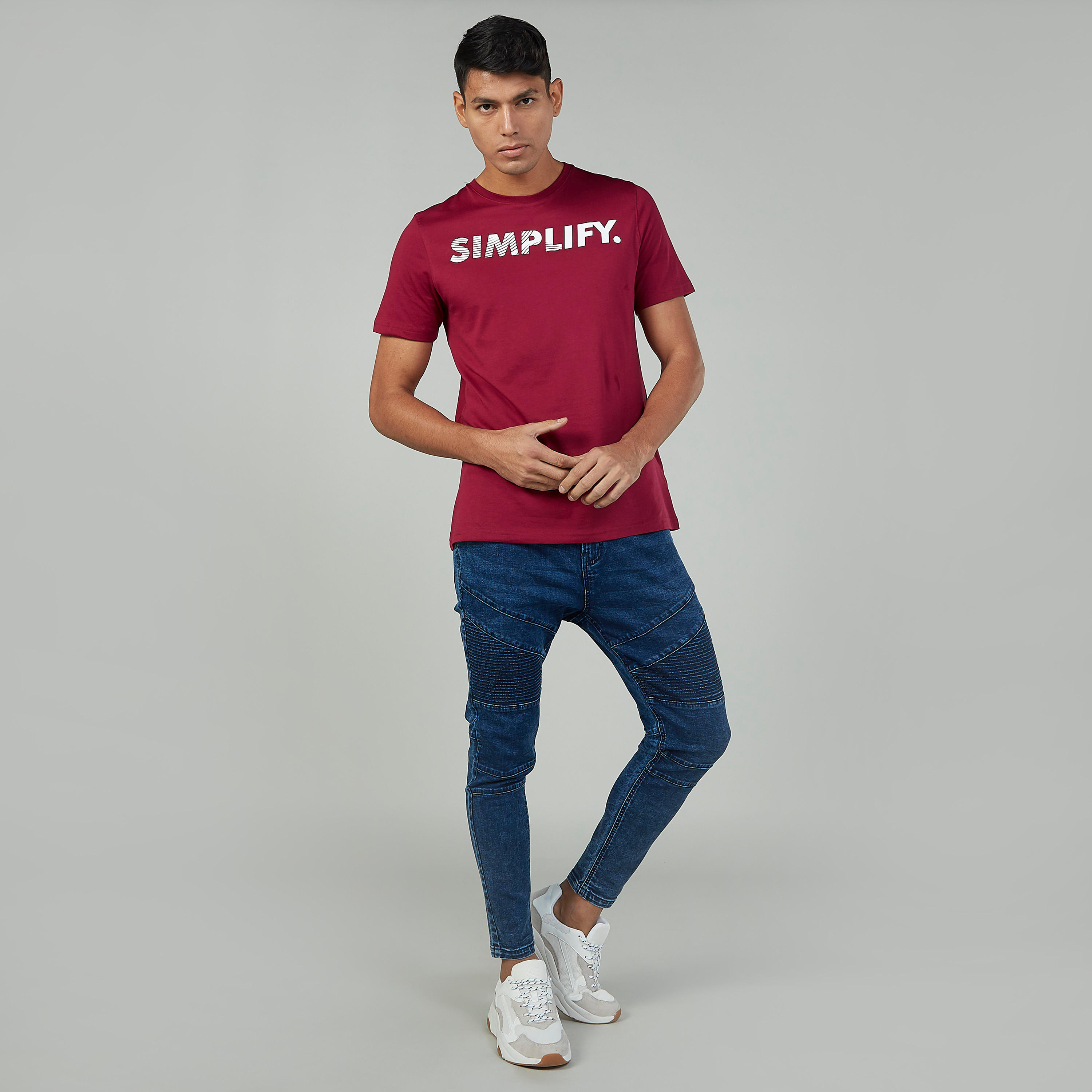تيشيرت بقصّة سليم بياقة مستديرة وأكمام قصيرة وطبعات-men-clothing-tshirtsandpolos-tshirts-image-2