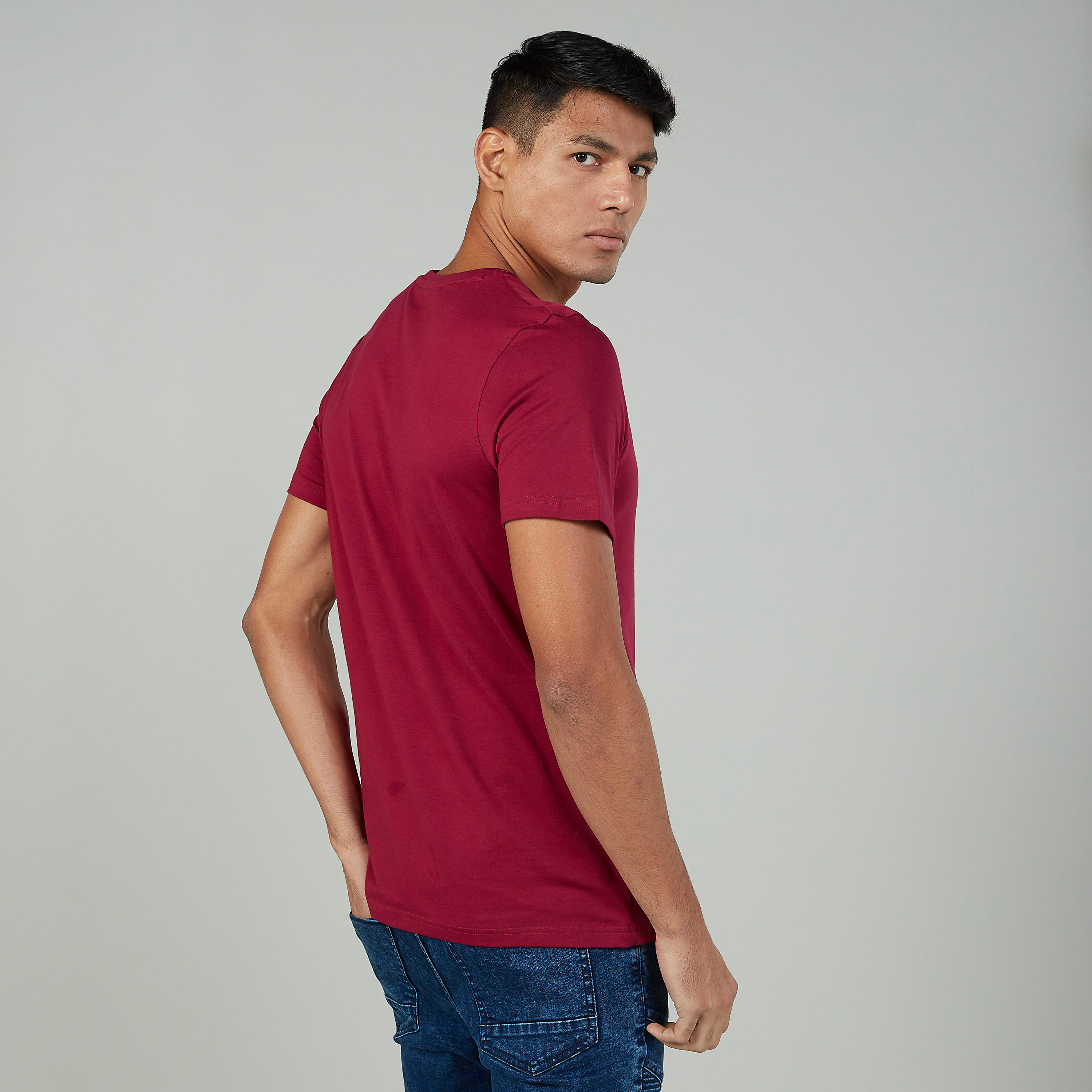 تيشيرت بقصّة سليم بياقة مستديرة وأكمام قصيرة وطبعات-men-clothing-tshirtsandpolos-tshirts-image-4