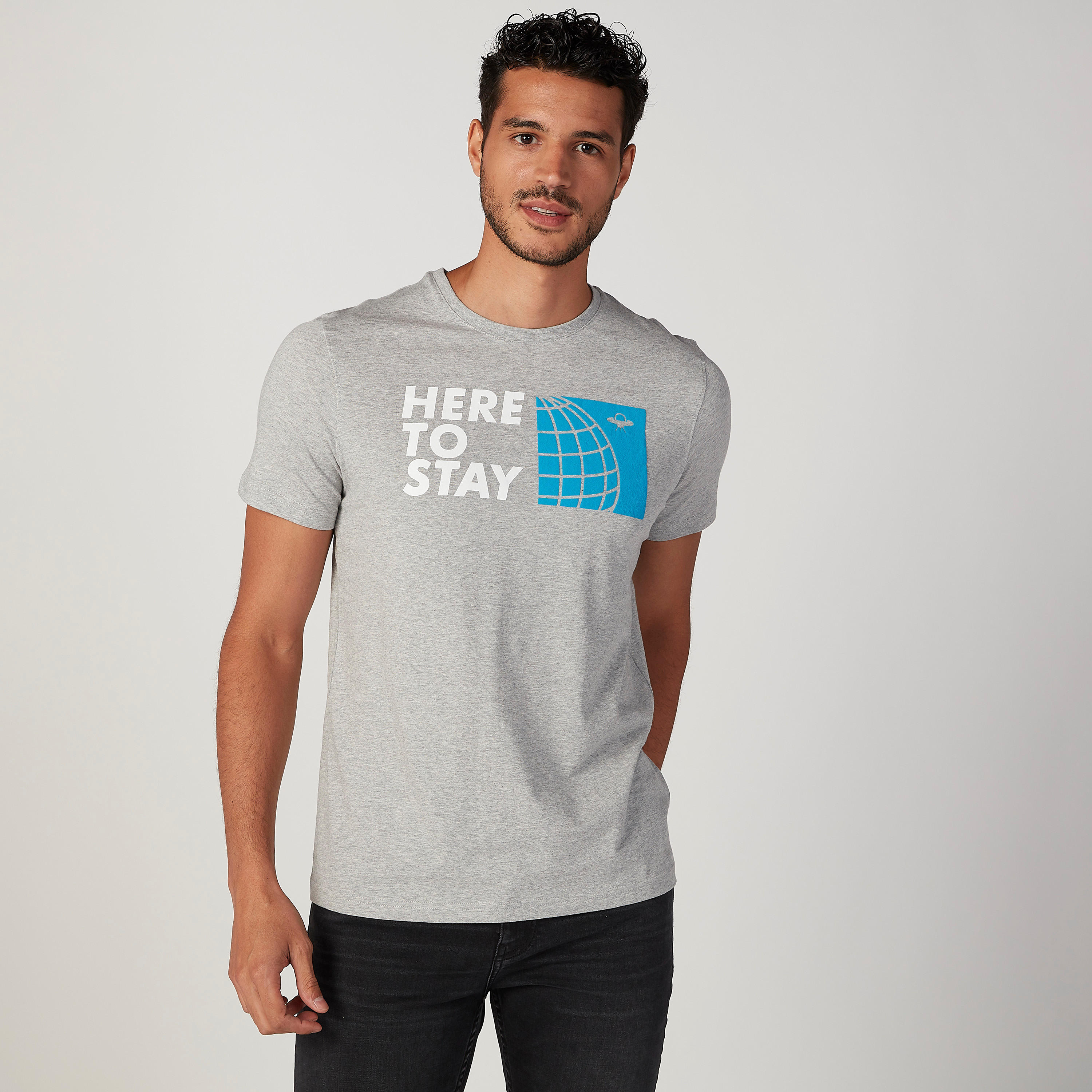 تيشيرت سليم فيت بياقة ضيّقة وأكمام قصيرة وطبعات-men-clothing-tshirtsandpolos-tshirts-image-1