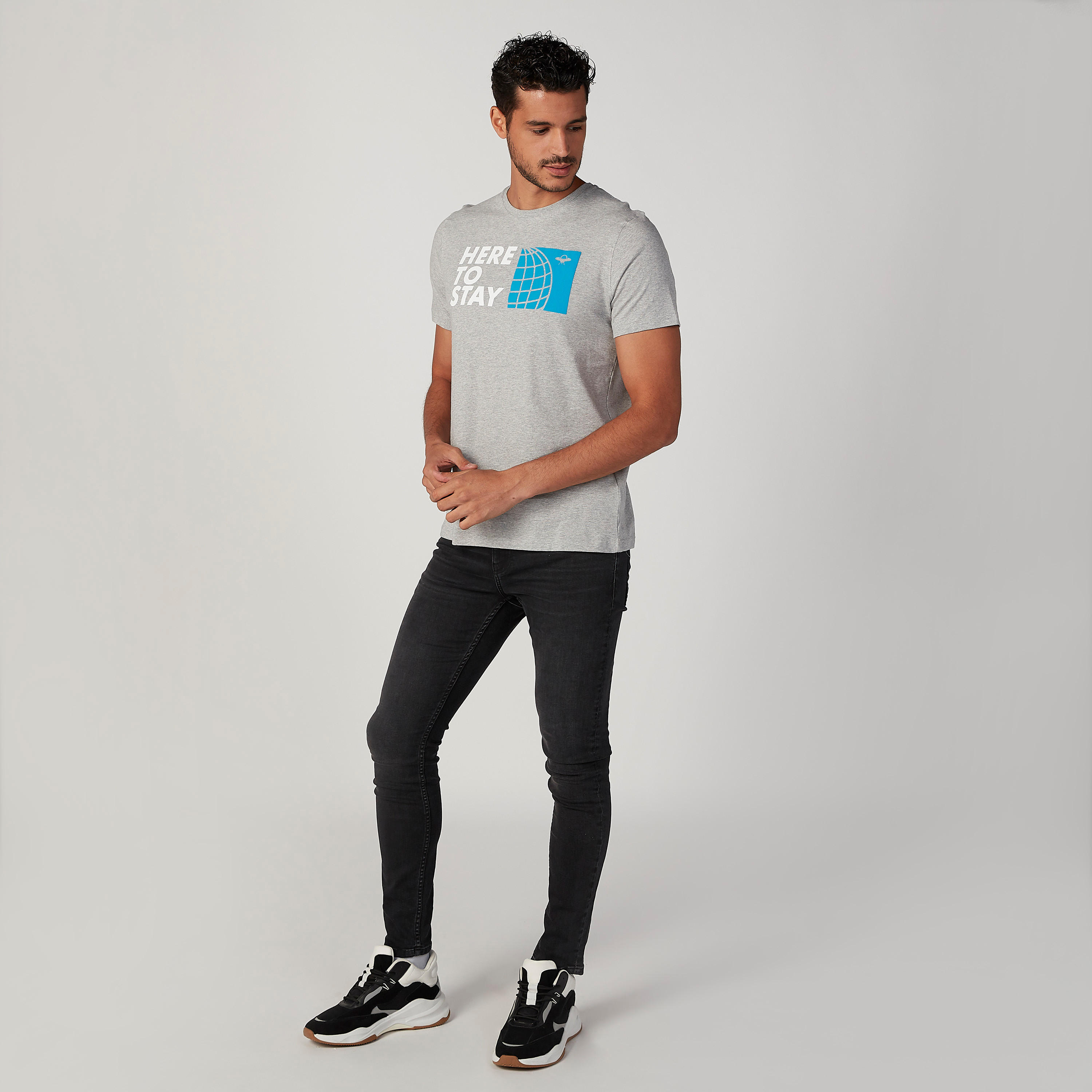 تيشيرت سليم فيت بياقة ضيّقة وأكمام قصيرة وطبعات-men-clothing-tshirtsandpolos-tshirts-image-2