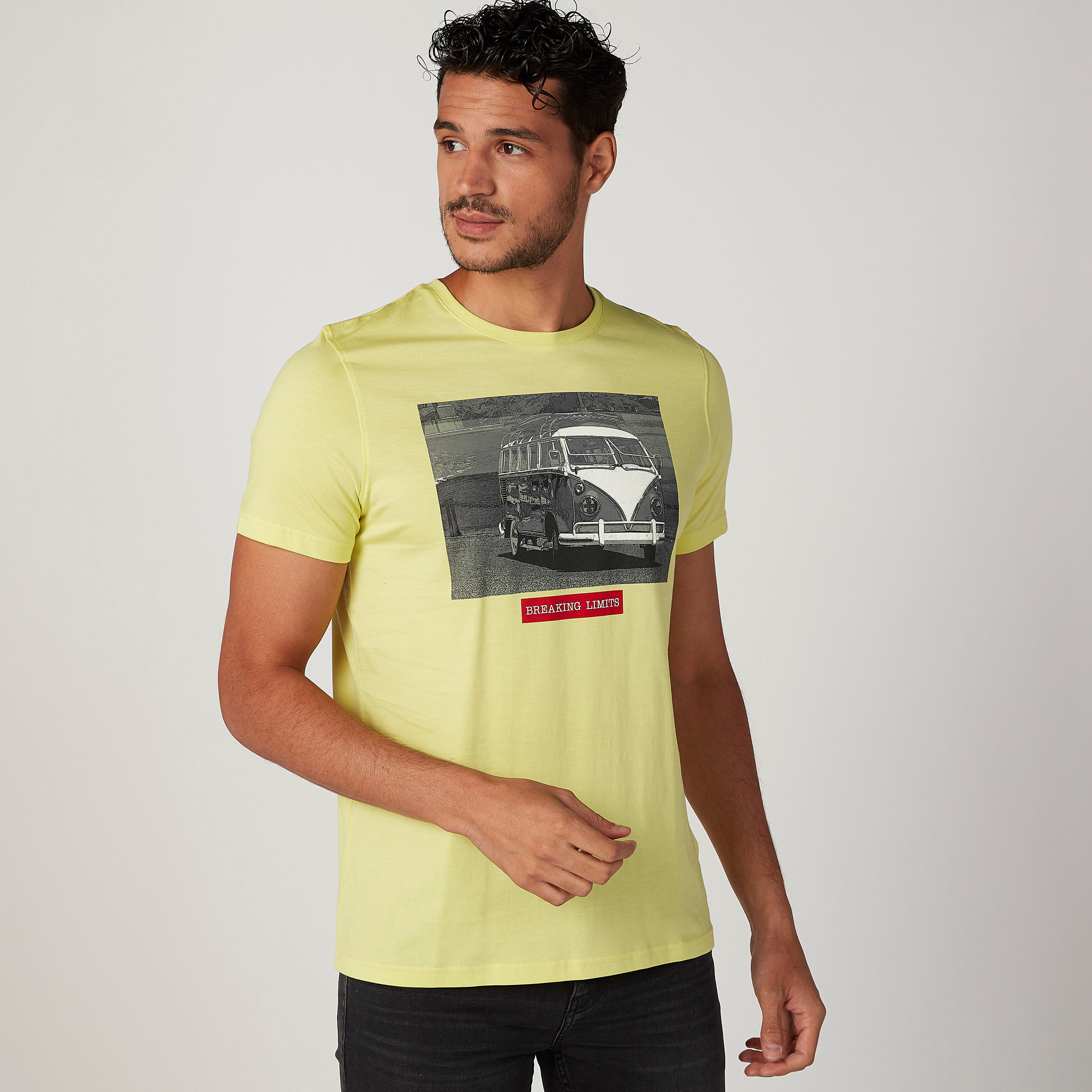 تيشيرت سليم فيت بياقة ضيّقة وأكمام قصيرة وطبعات-men-clothing-tshirtsandpolos-tshirts-image-1