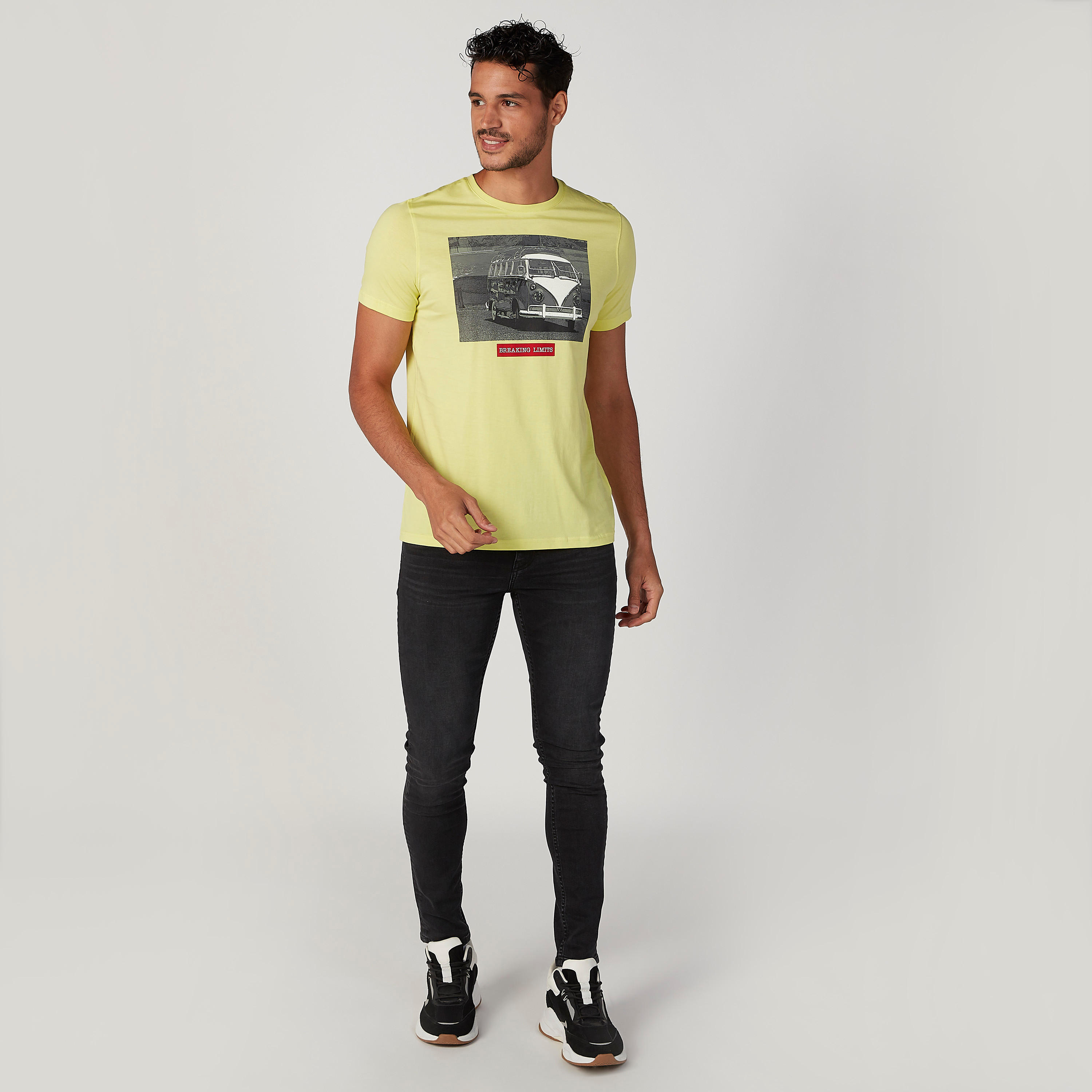 تيشيرت سليم فيت بياقة ضيّقة وأكمام قصيرة وطبعات-men-clothing-tshirtsandpolos-tshirts-image-2