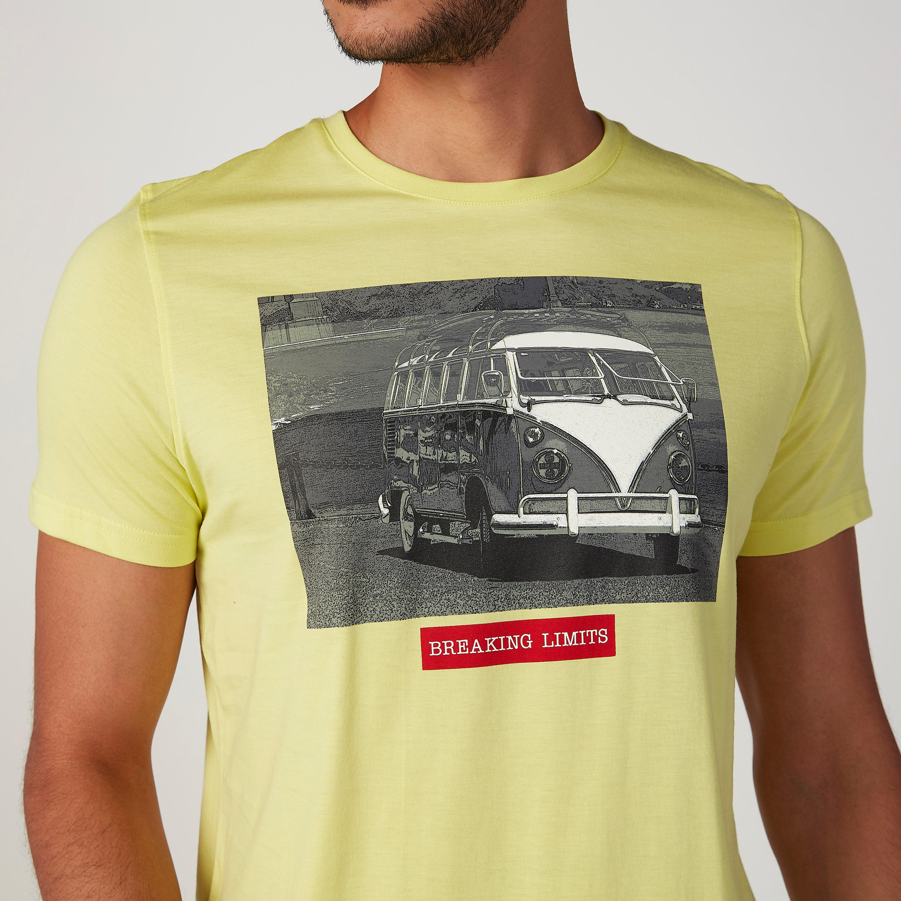 تيشيرت سليم فيت بياقة ضيّقة وأكمام قصيرة وطبعات-men-clothing-tshirtsandpolos-tshirts-image-3