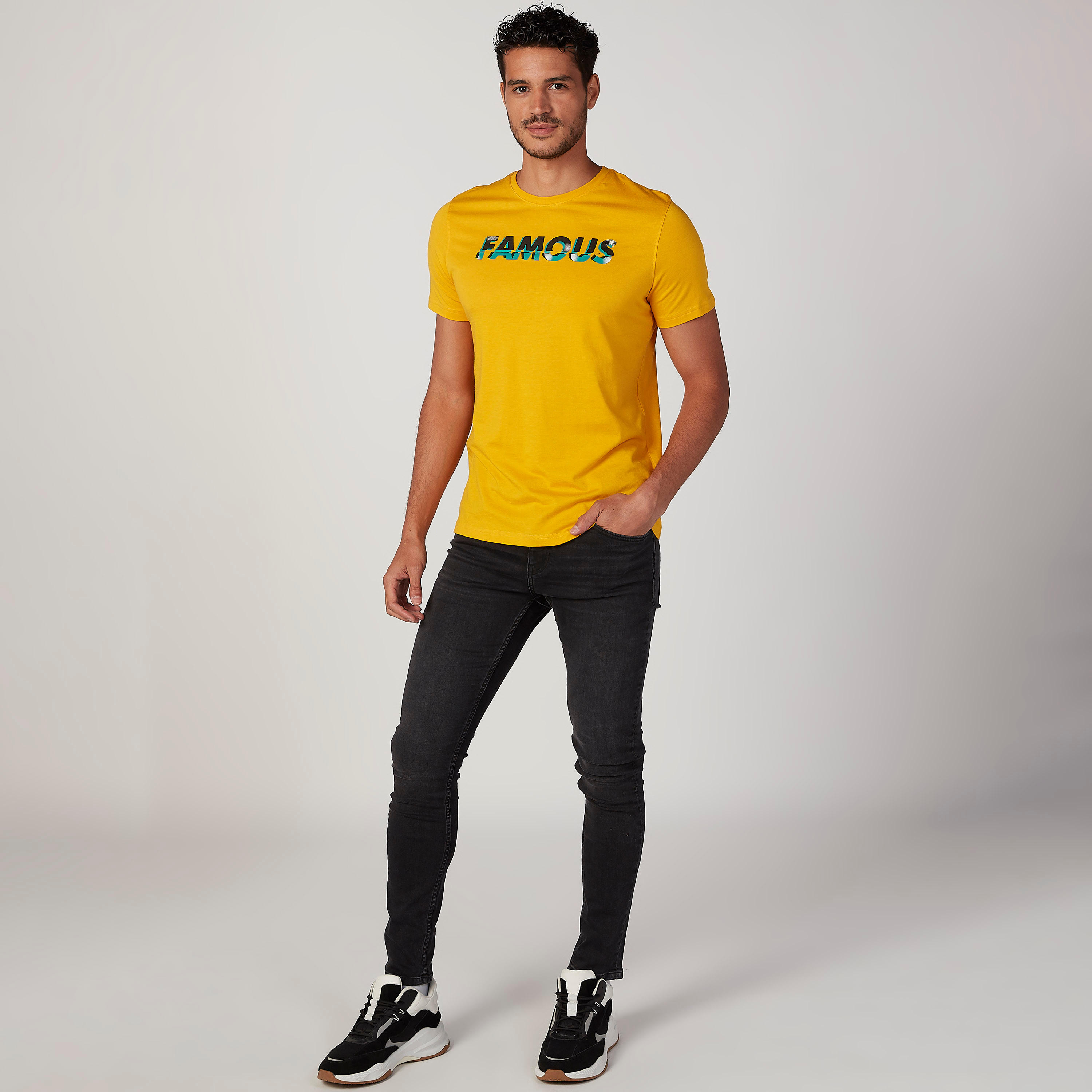 تيشيرت سليم بياقة ضيّقة وأكمام قصيرة وطبعات-men-clothing-tshirtsandpolos-tshirts-image-2