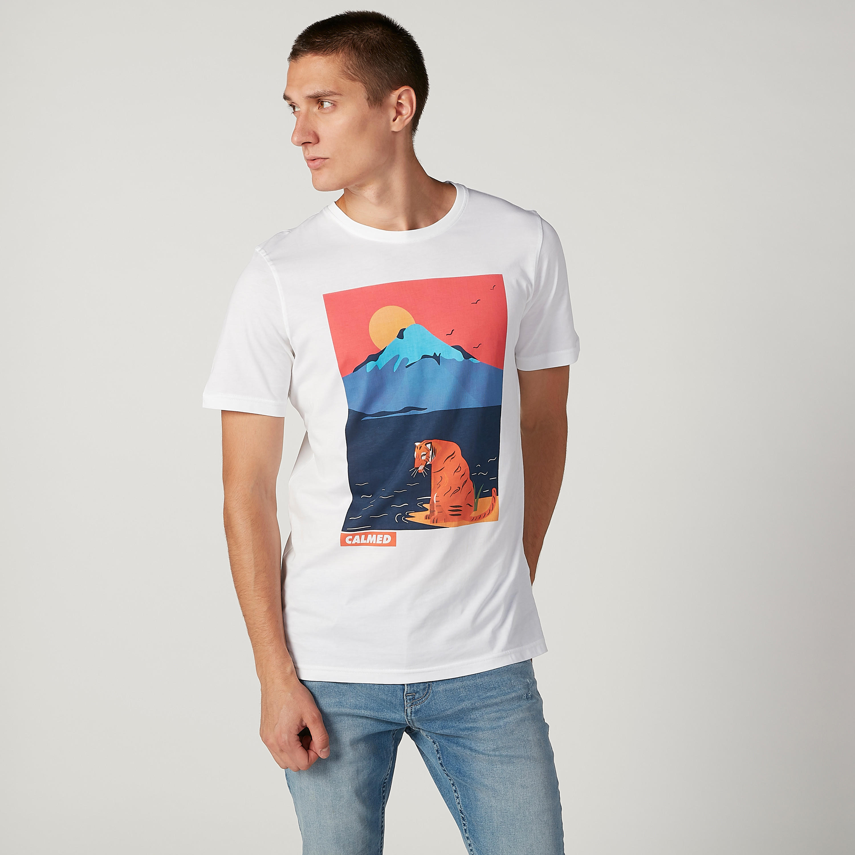 تيشيرت سليم بياقة ضيّقة وأكمام قصيرة وطبعات-men-clothing-tshirtsandpolos-tshirts-image-1