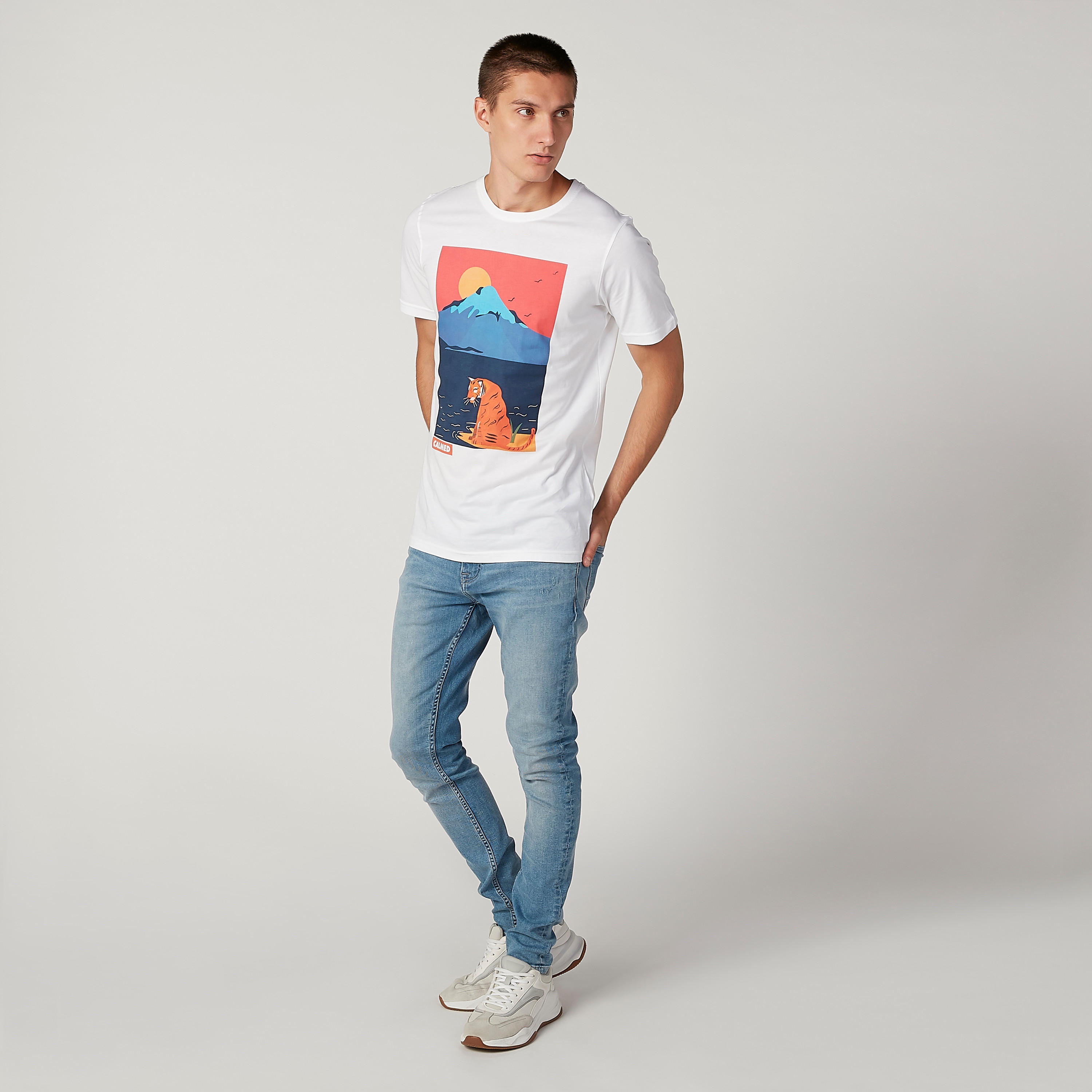 تيشيرت سليم بياقة ضيّقة وأكمام قصيرة وطبعات-men-clothing-tshirtsandpolos-tshirts-image-2