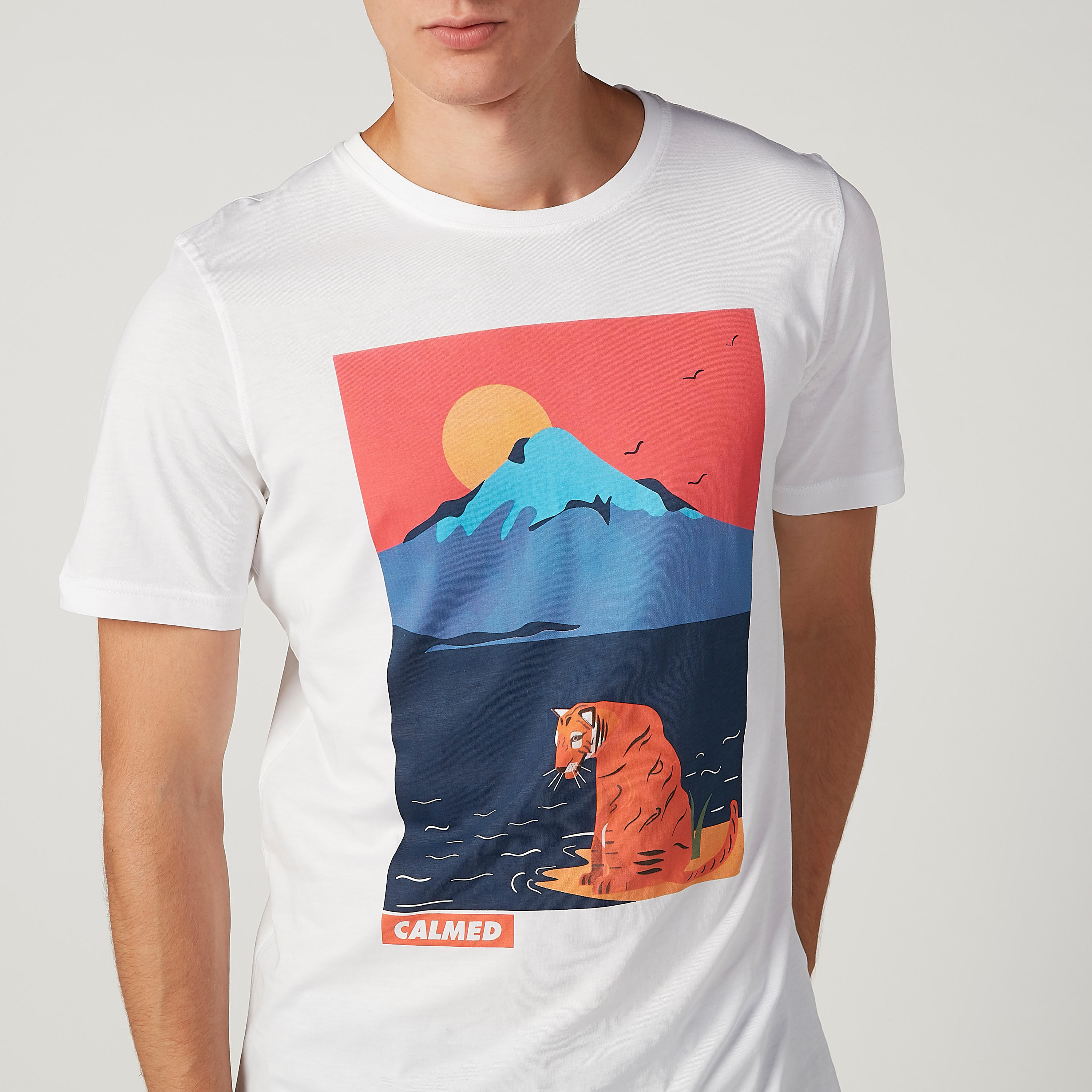 تيشيرت سليم بياقة ضيّقة وأكمام قصيرة وطبعات-men-clothing-tshirtsandpolos-tshirts-image-3