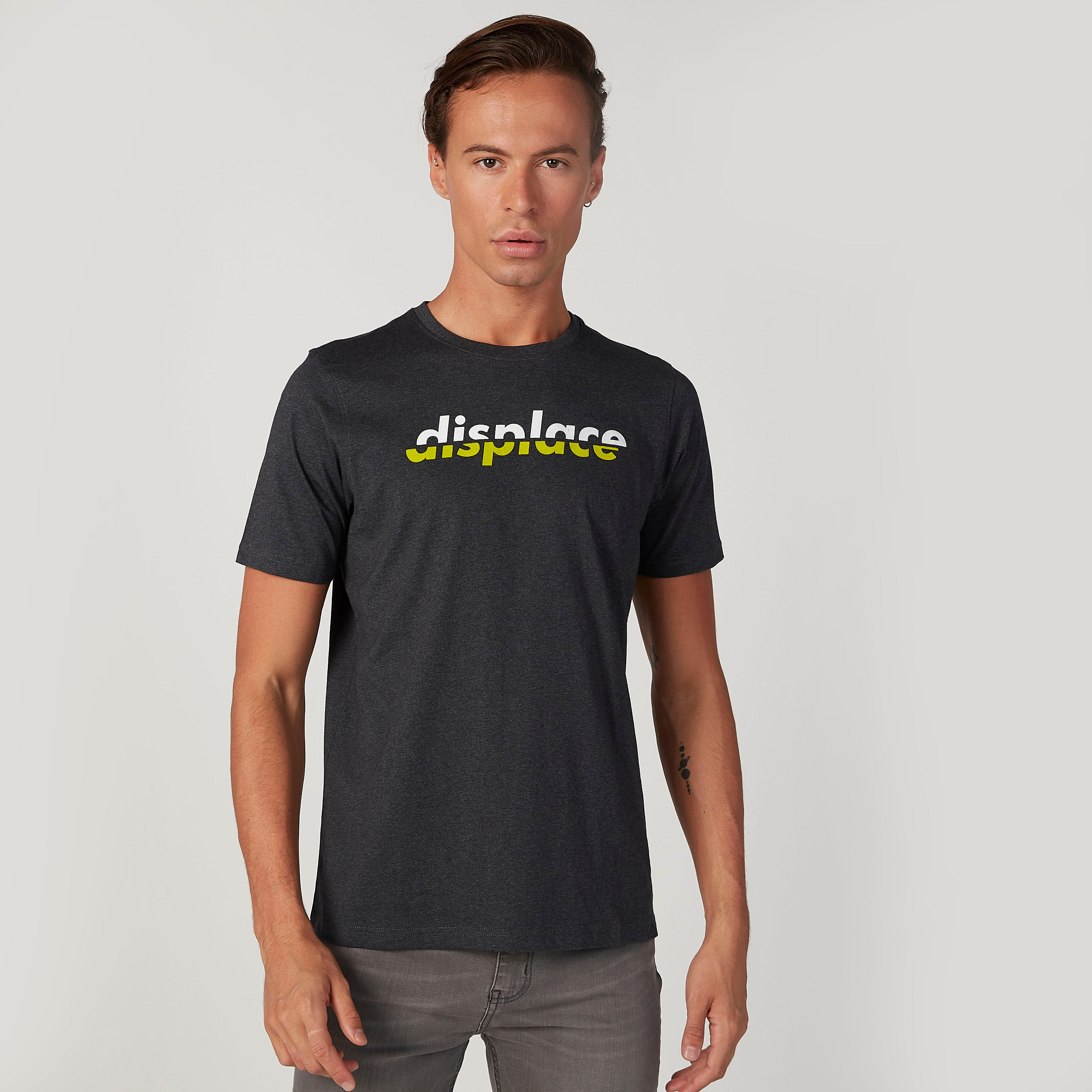 تيشيرت سليم فيت بياقة ضيّقة وأكمام قصيرة وطبعات-men-clothing-tshirtsandpolos-tshirts-image-1