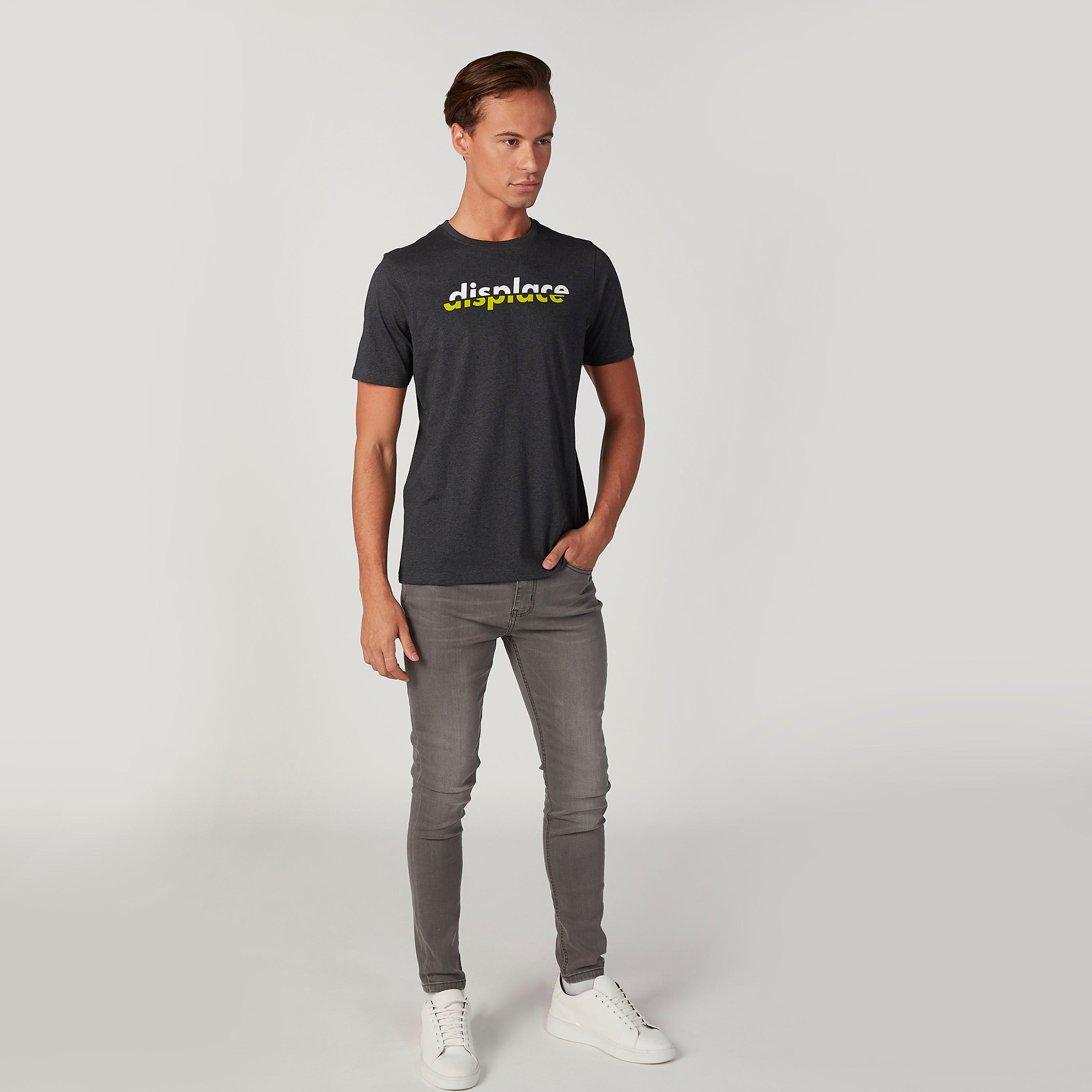 تيشيرت سليم فيت بياقة ضيّقة وأكمام قصيرة وطبعات-men-clothing-tshirtsandpolos-tshirts-image-2