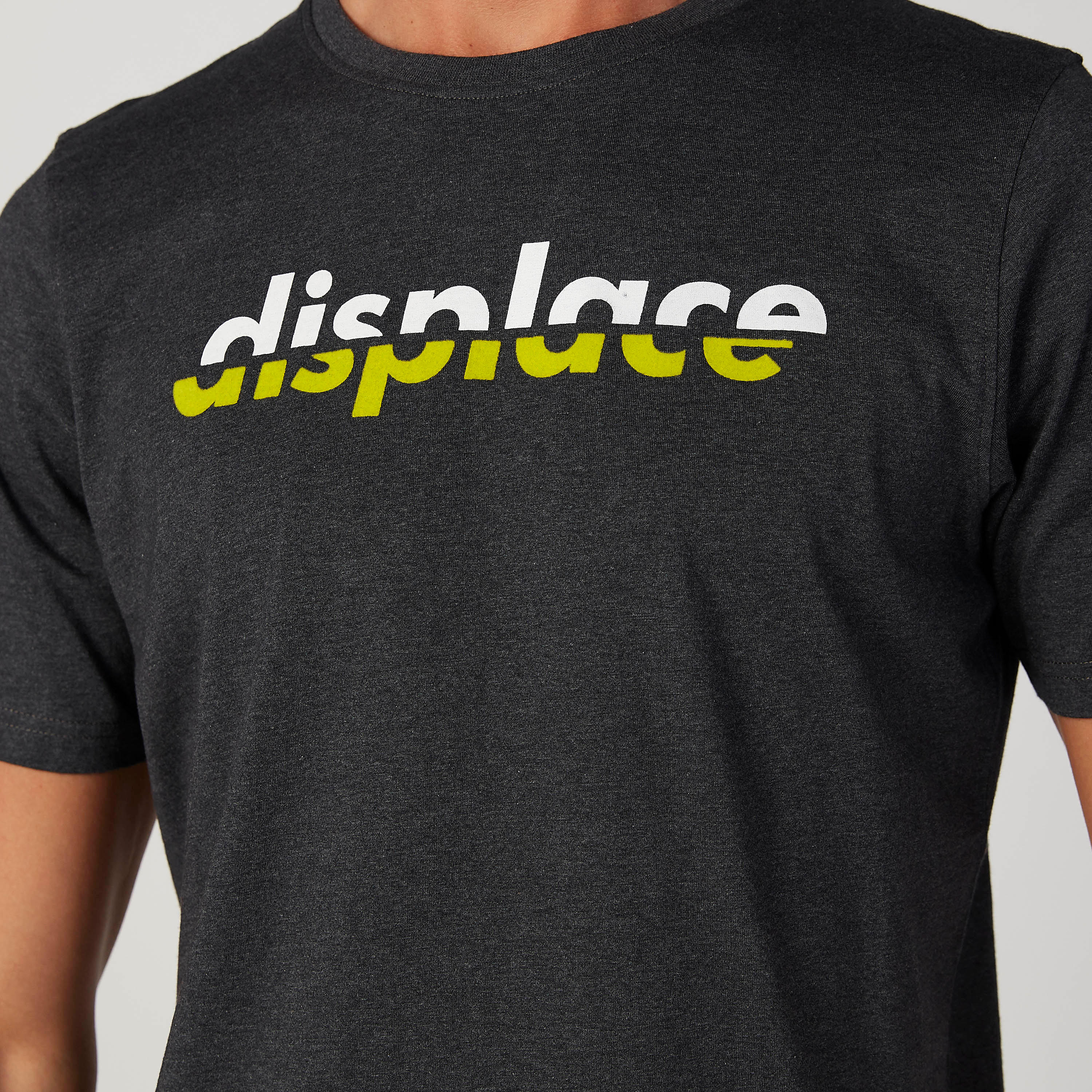 تيشيرت سليم فيت بياقة ضيّقة وأكمام قصيرة وطبعات-men-clothing-tshirtsandpolos-tshirts-image-3