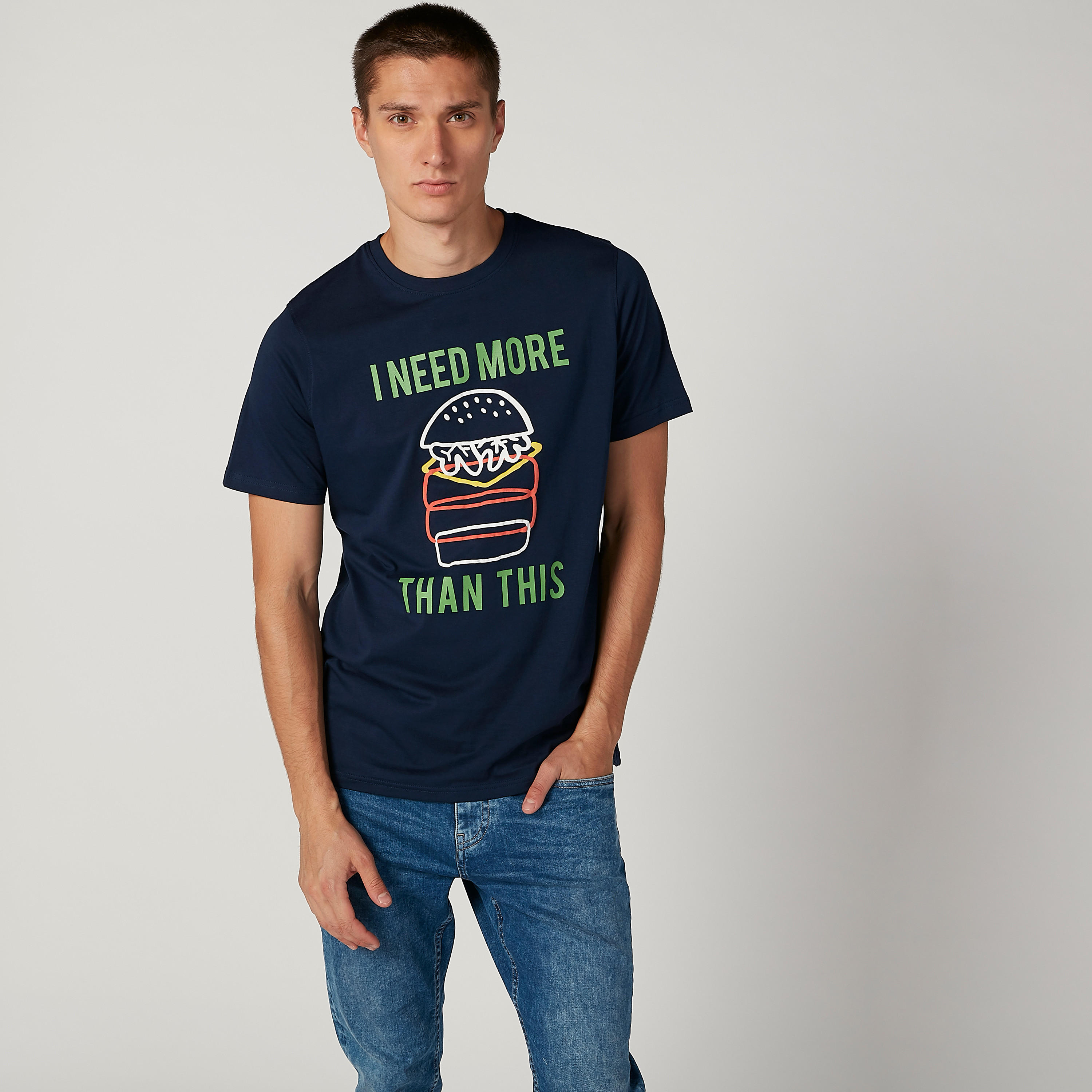 تيشيرت سليم بياقة ضيّقة وأكمام قصيرة وطبعات-men-clothing-tshirtsandpolos-tshirts-image-1