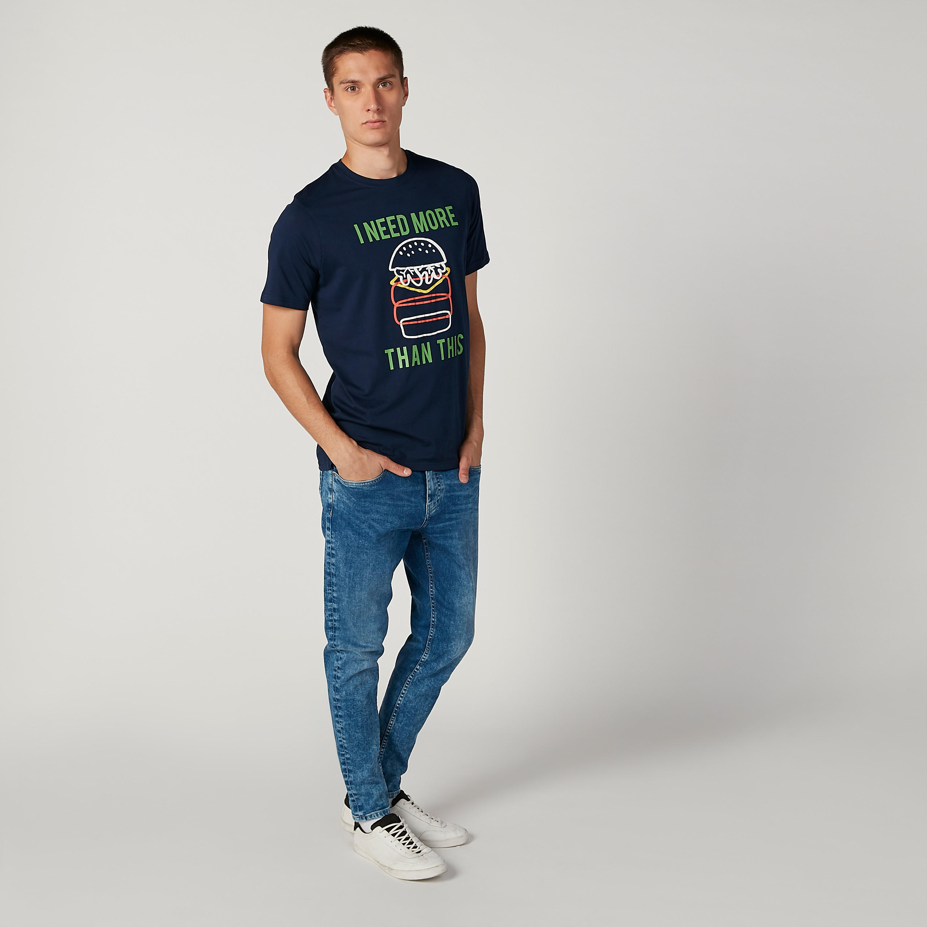 تيشيرت سليم بياقة ضيّقة وأكمام قصيرة وطبعات-men-clothing-tshirtsandpolos-tshirts-image-2