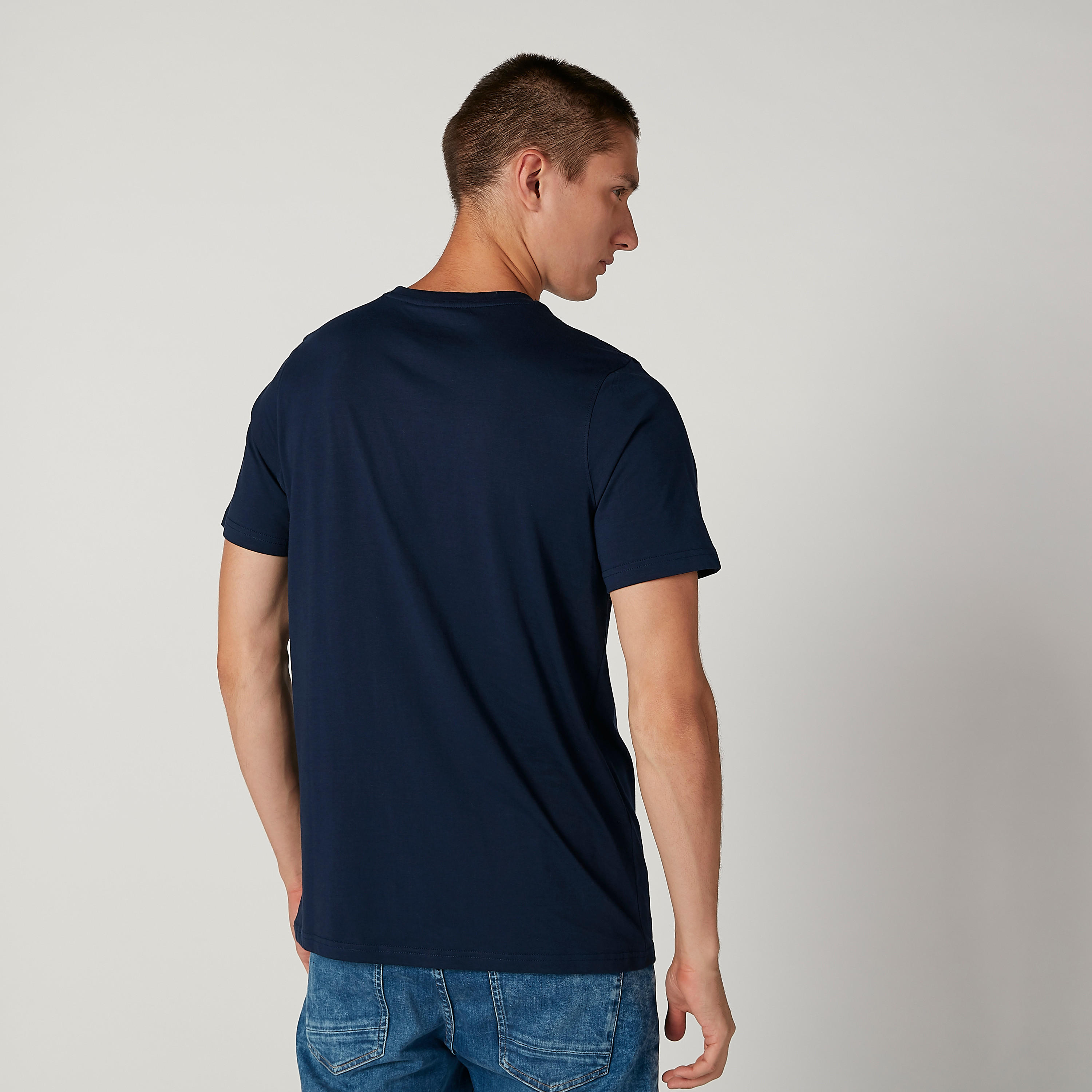 تيشيرت سليم بياقة ضيّقة وأكمام قصيرة وطبعات-men-clothing-tshirtsandpolos-tshirts-image-4