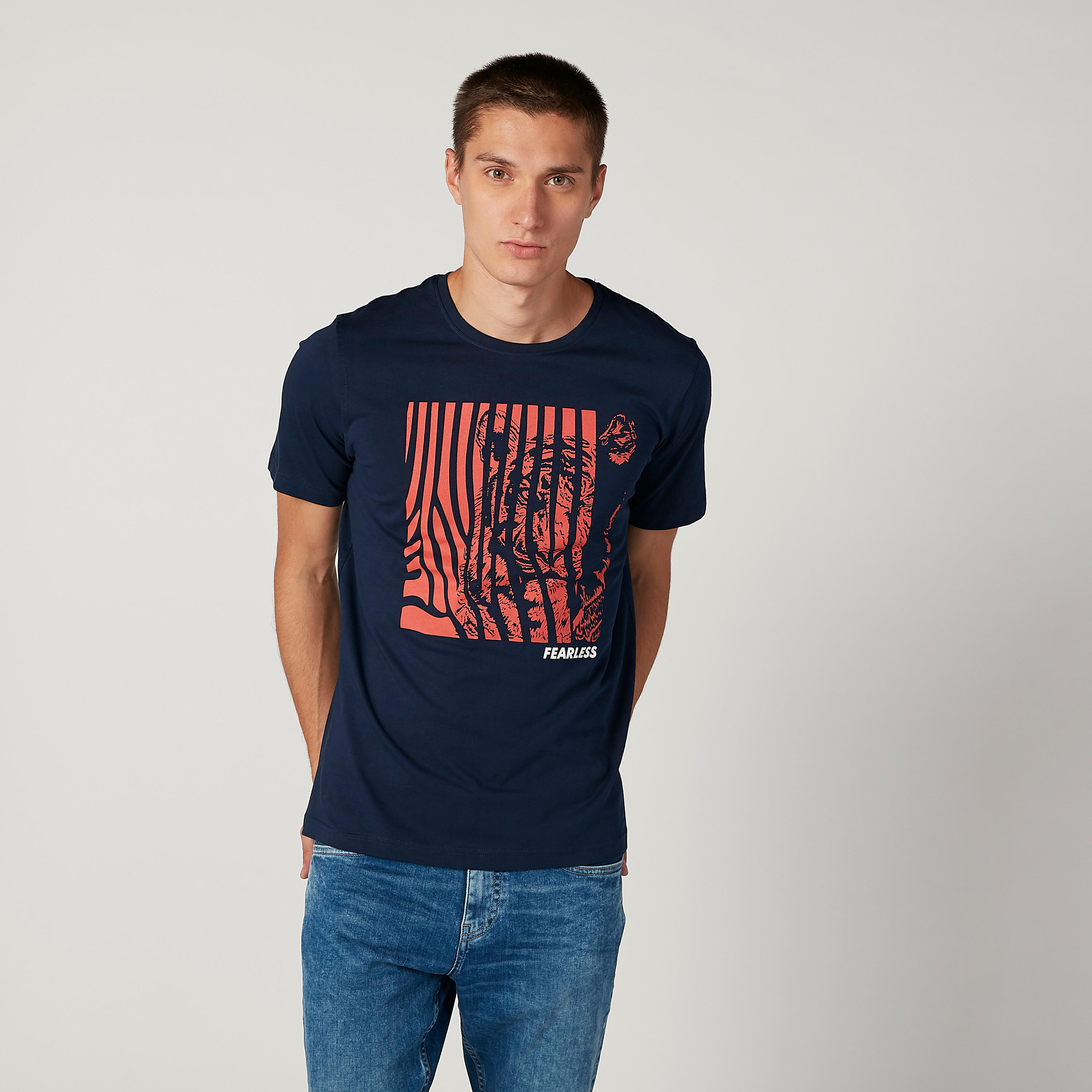 تيشيرت بقصّة سليم بياقة مستديرة وأكمام قصيرة وطبعات-men-clothing-tshirtsandpolos-tshirts-image-1