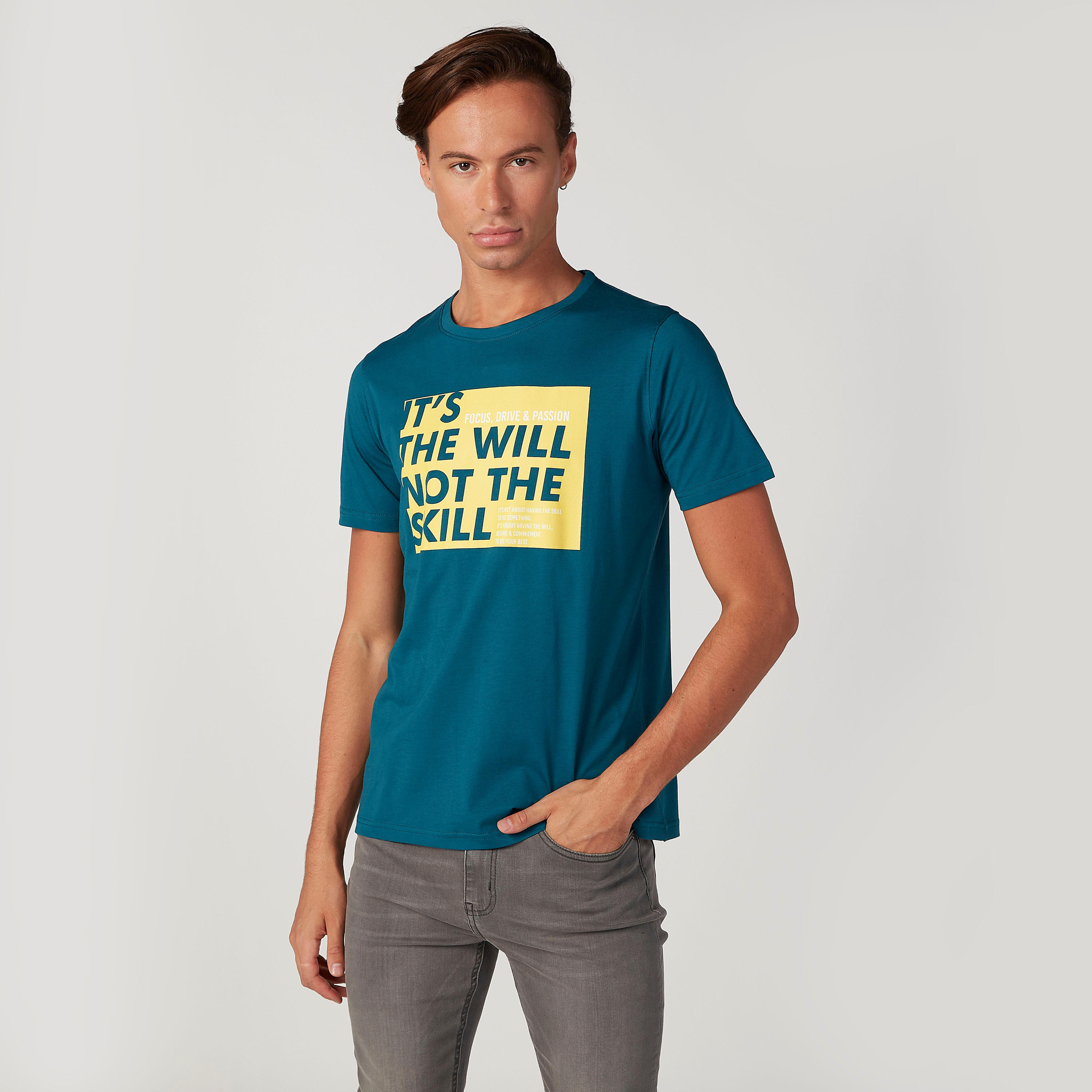 تيشيرت سليم فيت بياقة ضيّقة وأكمام قصيرة وطبعات-men-clothing-tshirtsandpolos-tshirts-image-1