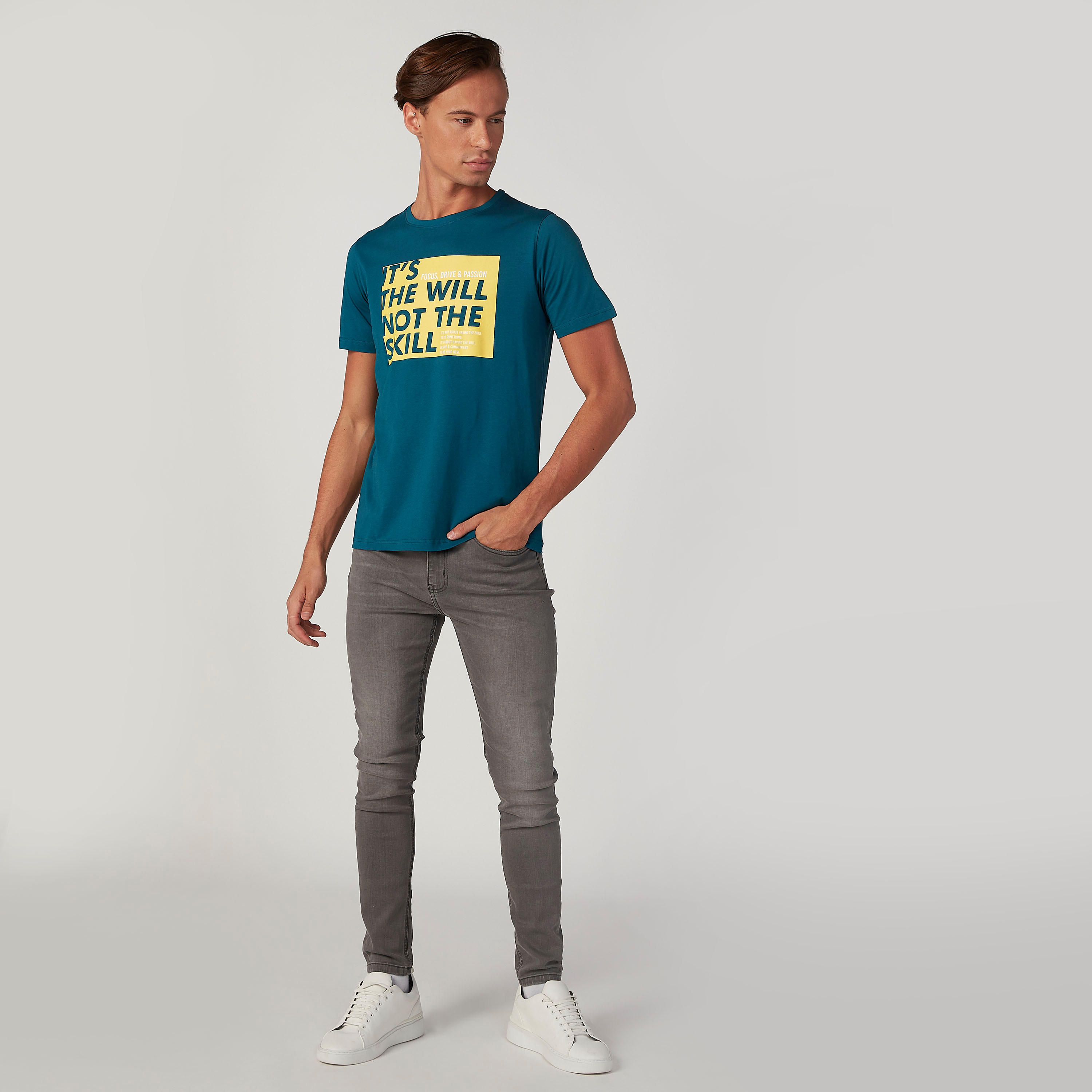 تيشيرت سليم فيت بياقة ضيّقة وأكمام قصيرة وطبعات-men-clothing-tshirtsandpolos-tshirts-image-2