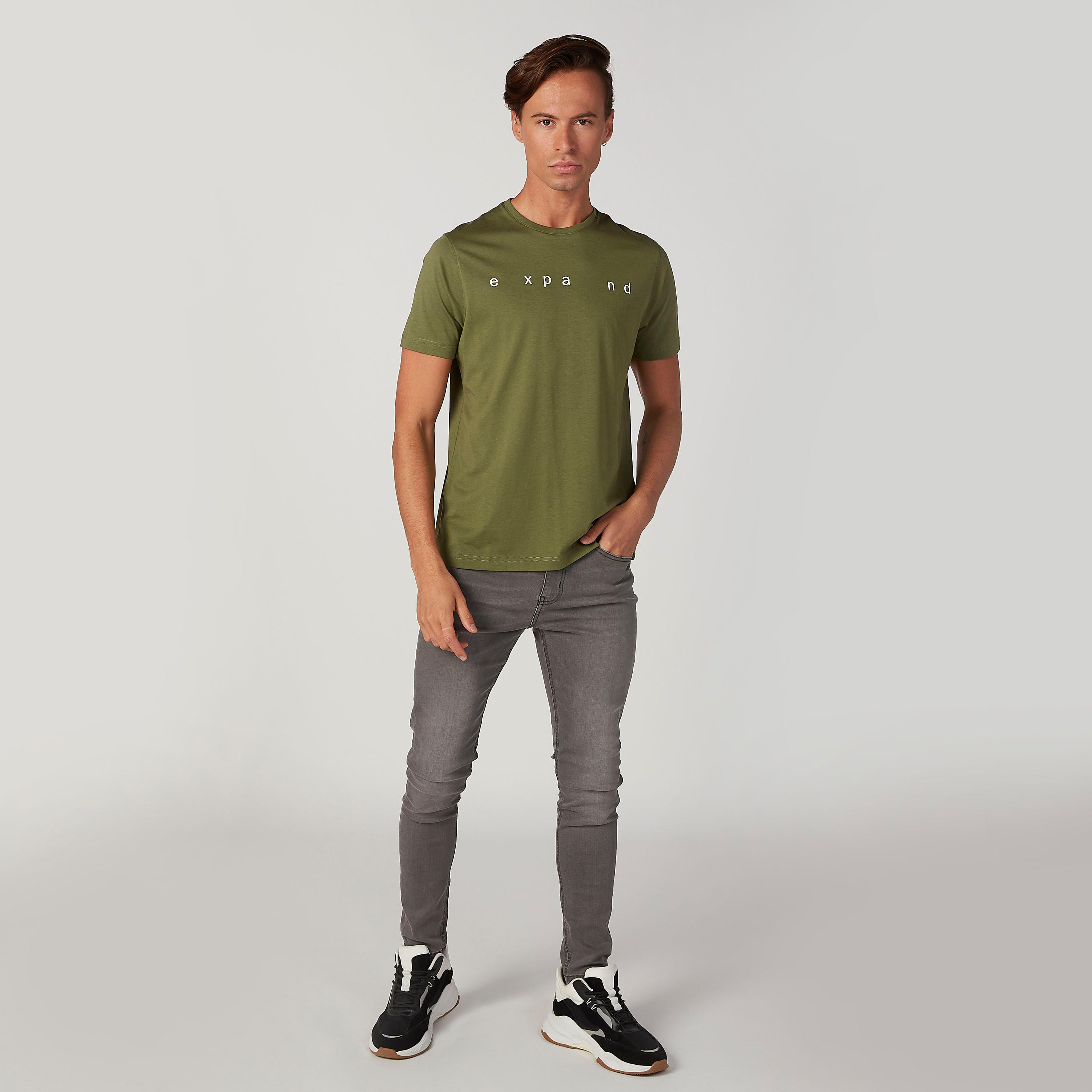 تيشيرت سليم فيت بياقة ضيّقة وأكمام قصيرة وطبعات-men-clothing-tshirtsandpolos-tshirts-image-2