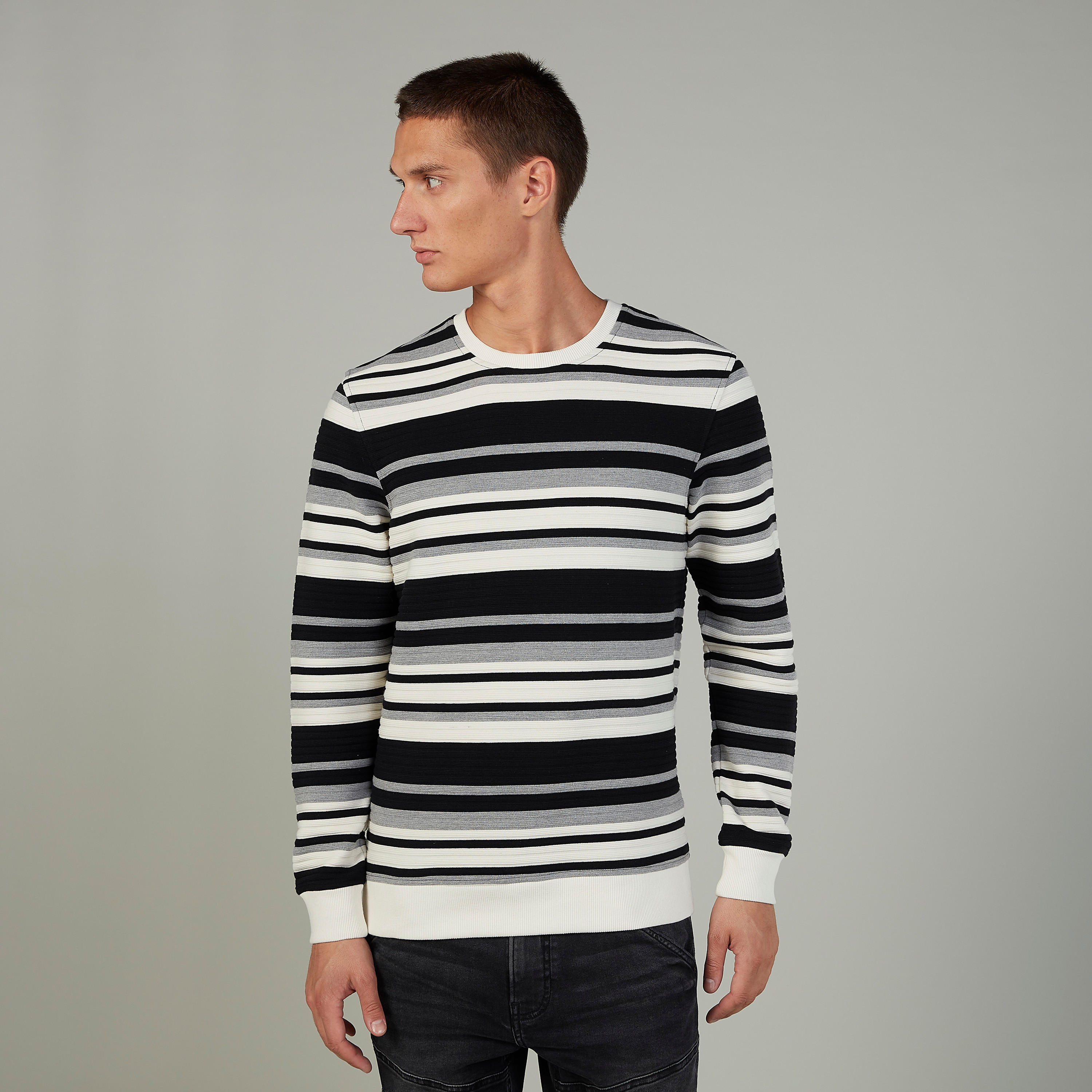 تيشيرت مستدام سليم بأكمام قصيرة وطبعات باتمان  -men-winterwear-hoodiesandsweatshirts-image-1
