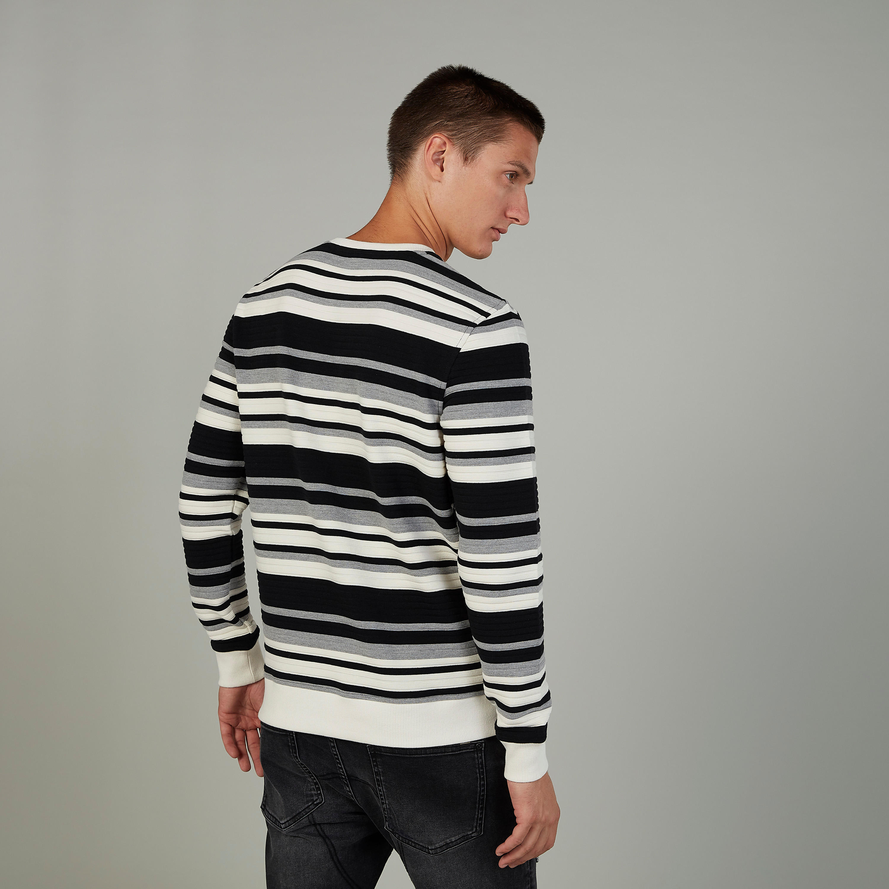 تيشيرت مستدام سليم بأكمام قصيرة وطبعات باتمان  -men-winterwear-hoodiesandsweatshirts-image-4