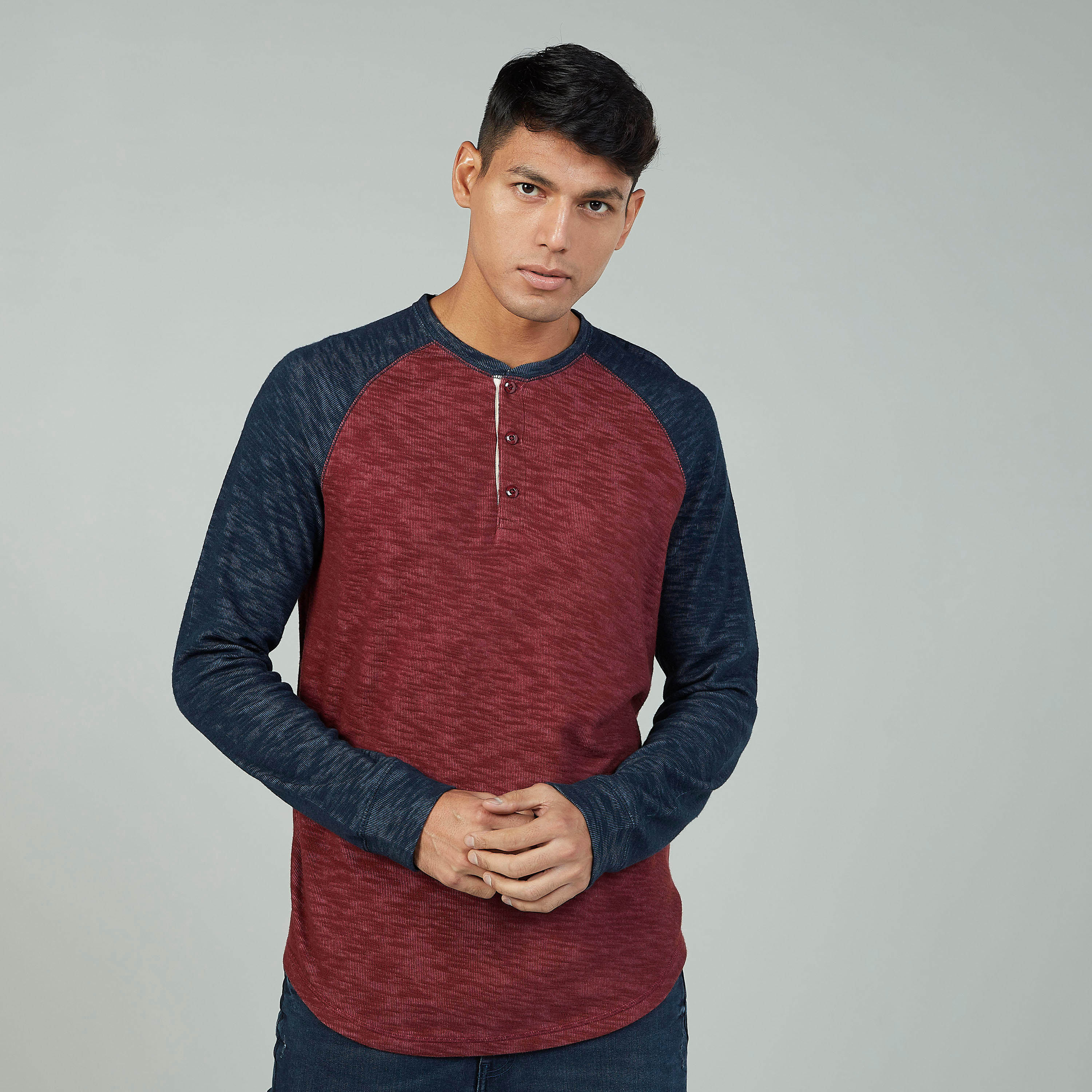 تيشيرت بارز الملمس بأكمام مغايرة وياقة هينلي-men-clothing-tshirtsandpolos-tshirts-image-5