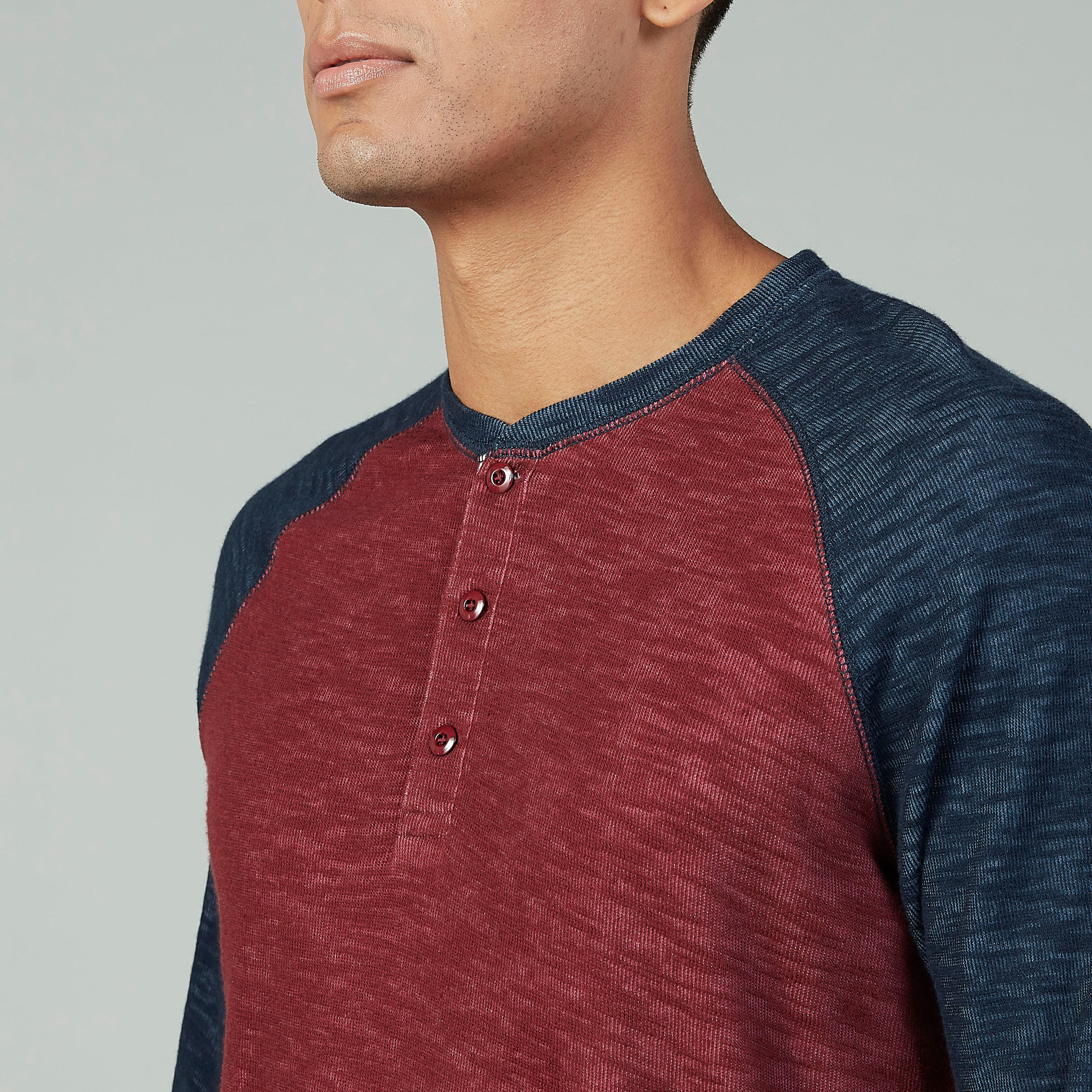 تيشيرت بارز الملمس بأكمام مغايرة وياقة هينلي-men-clothing-tshirtsandpolos-tshirts-image-3