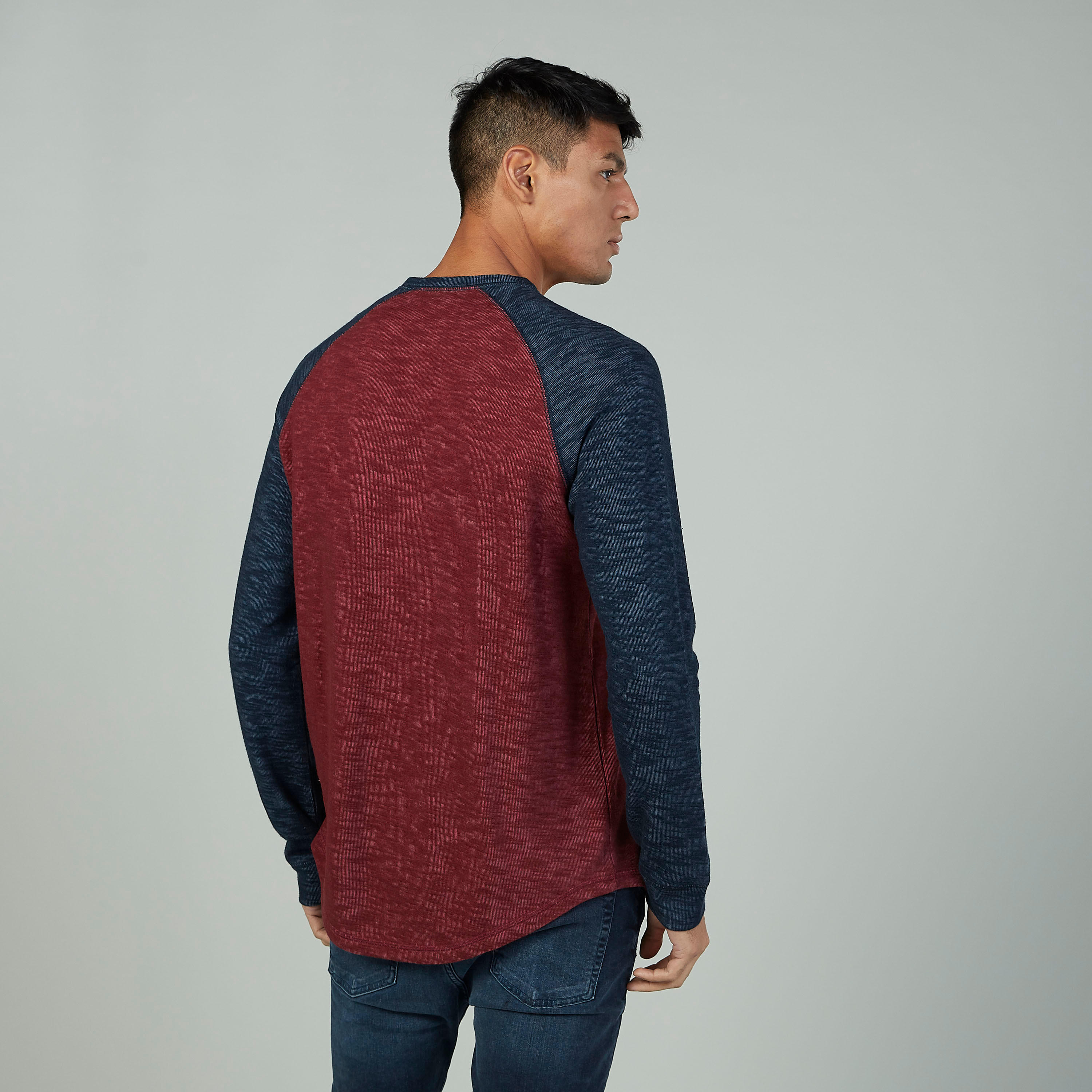 تيشيرت بارز الملمس بأكمام مغايرة وياقة هينلي-men-clothing-tshirtsandpolos-tshirts-image-2