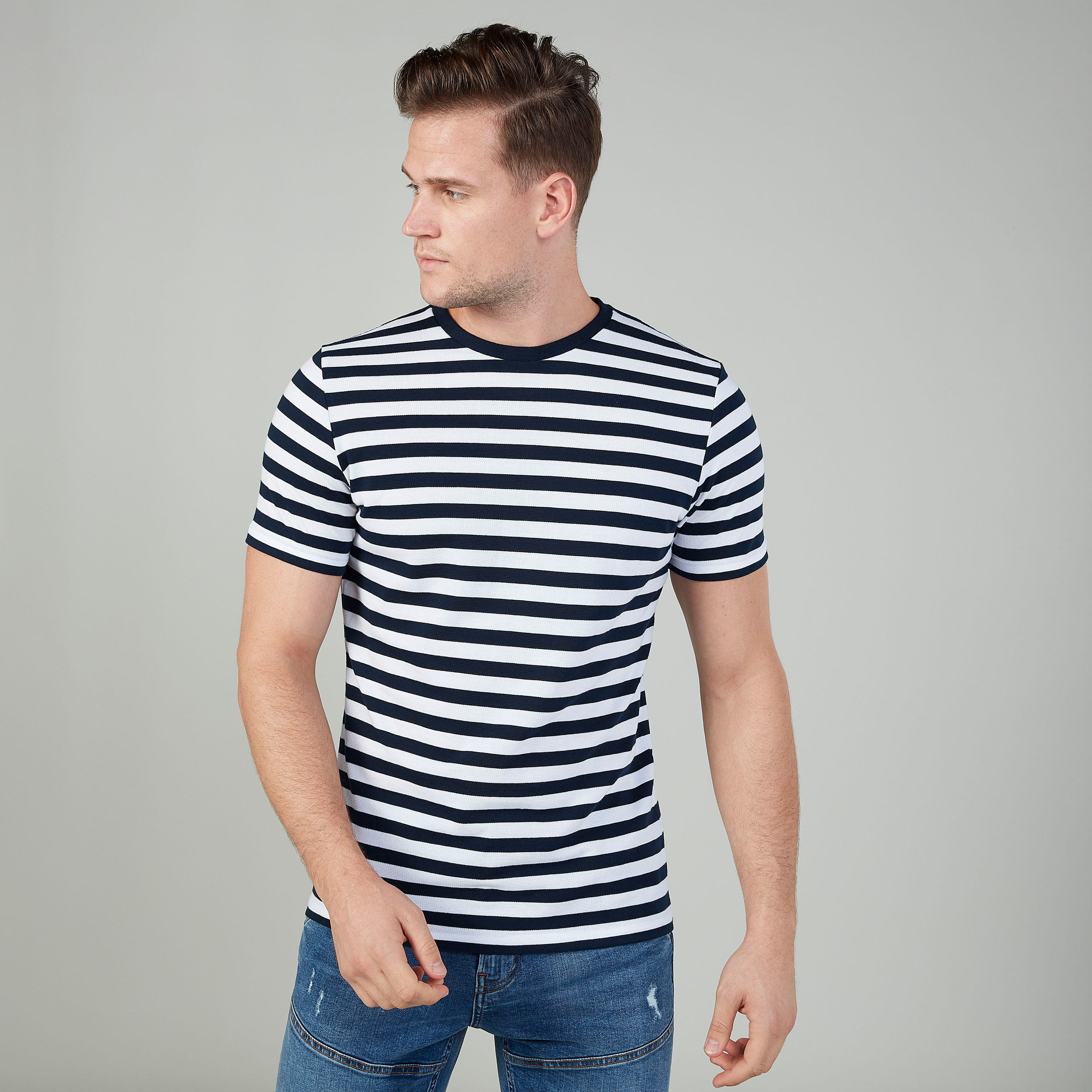 تيشيرت مستدام مقلّم بقصّة سليم وياقة ضيّقة وأكمام قصيرة-men-clothing-tshirtsandpolos-tshirts-image-1