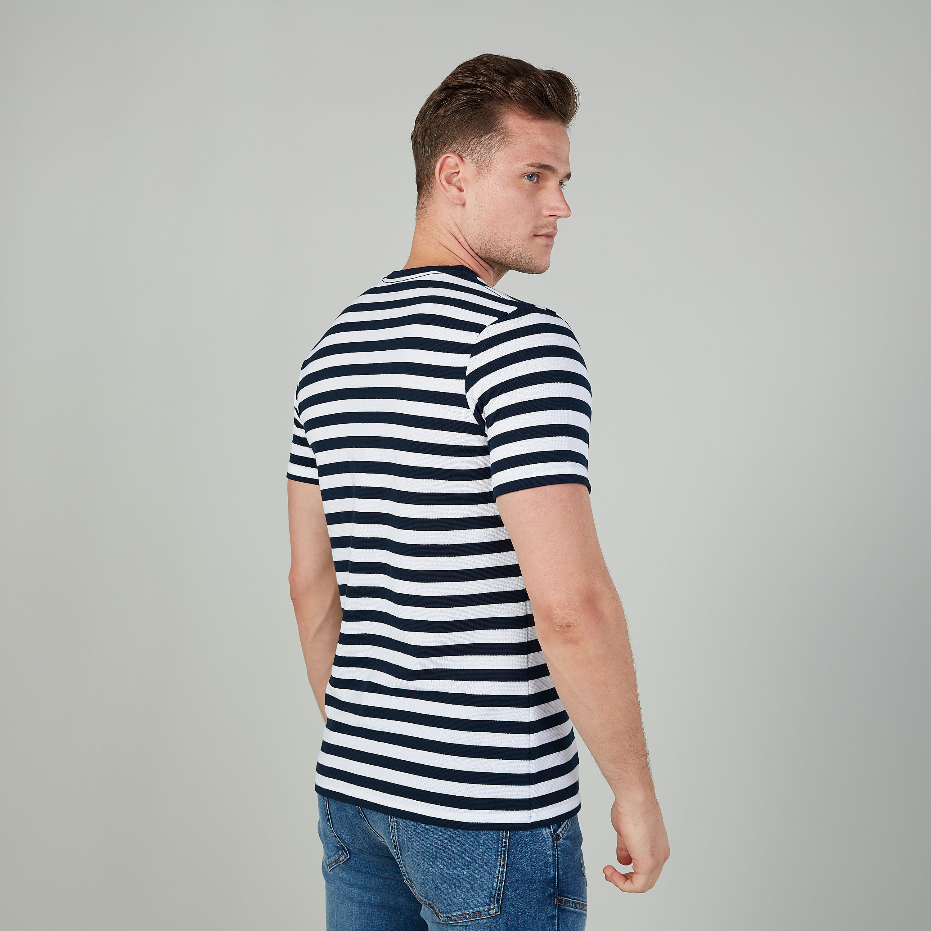 تيشيرت مستدام مقلّم بقصّة سليم وياقة ضيّقة وأكمام قصيرة-men-clothing-tshirtsandpolos-tshirts-image-3