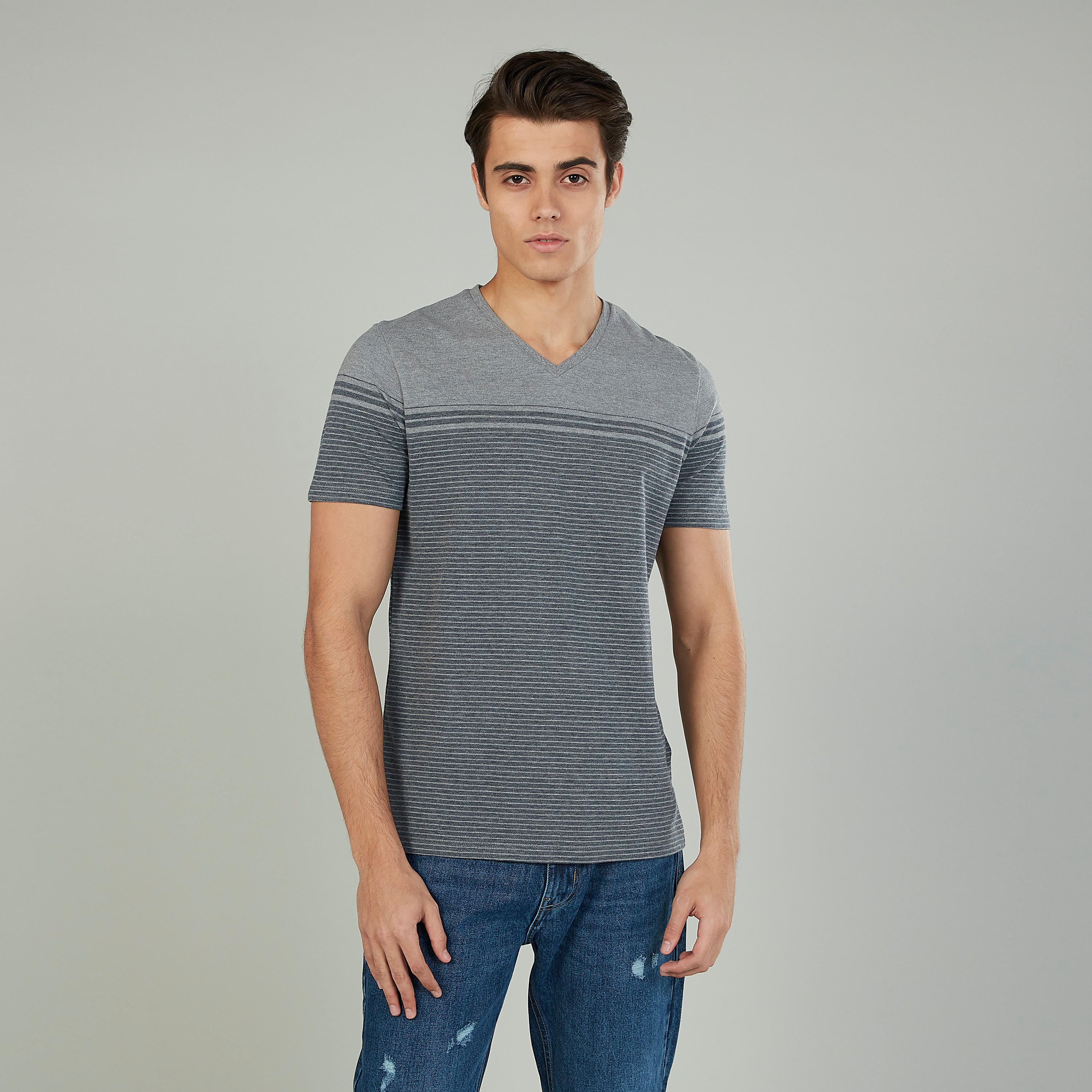 تيشيرت مستدام مقلّم بياقة V وأكمام قصيرة -men-clothing-tshirtsandpolos-tshirts-image-1