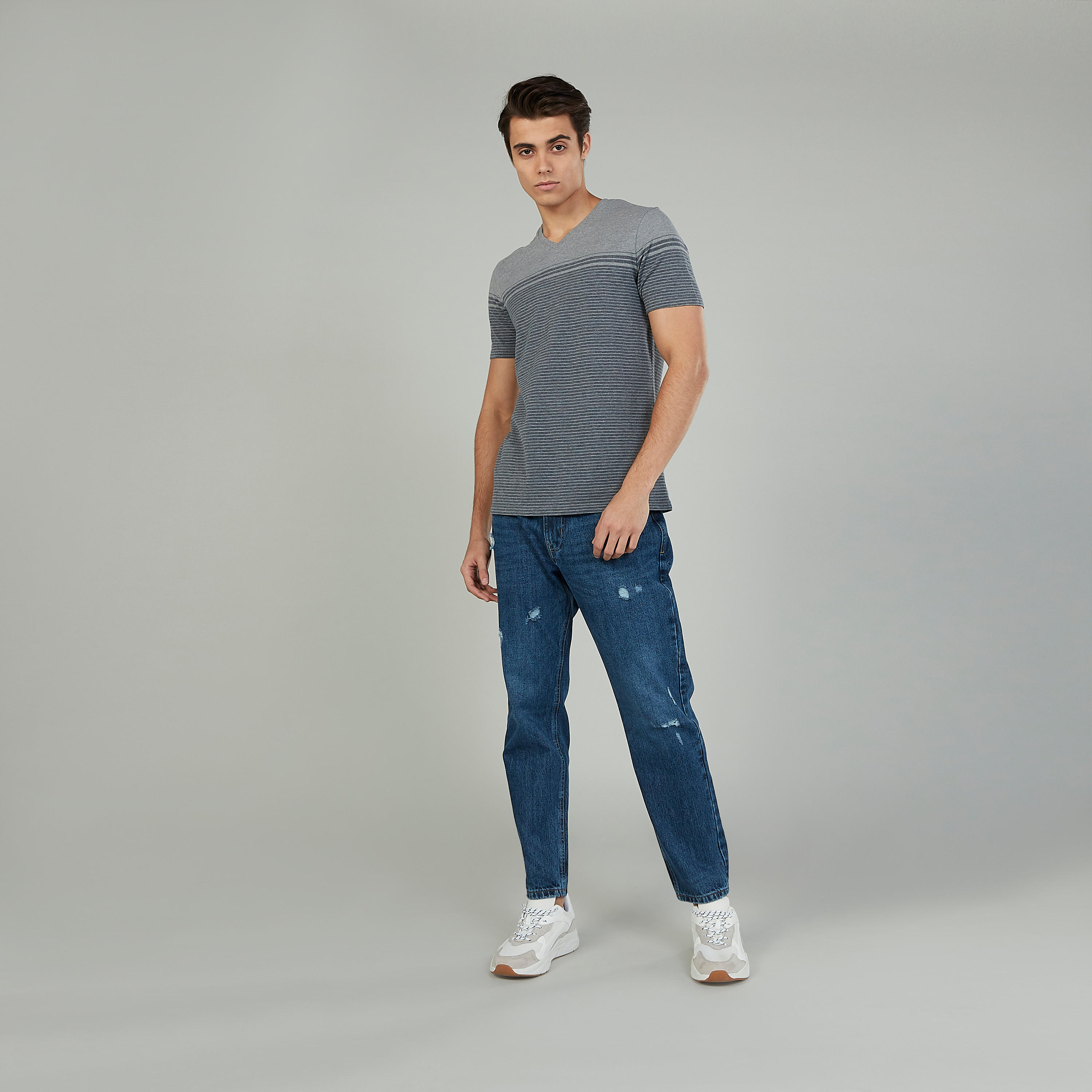 تيشيرت مستدام مقلّم بياقة V وأكمام قصيرة -men-clothing-tshirtsandpolos-tshirts-image-2