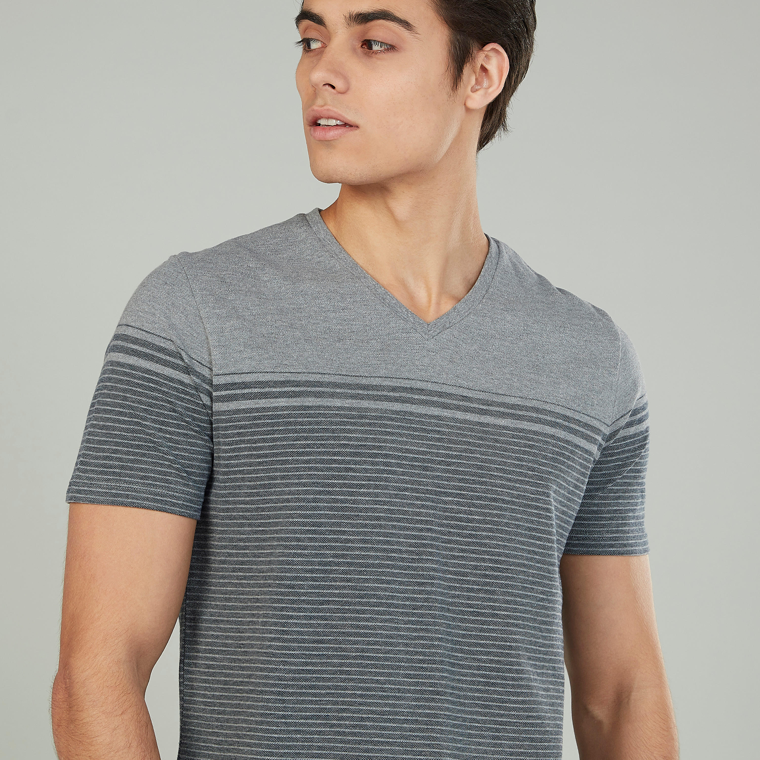 تيشيرت مستدام مقلّم بياقة V وأكمام قصيرة -men-clothing-tshirtsandpolos-tshirts-image-3
