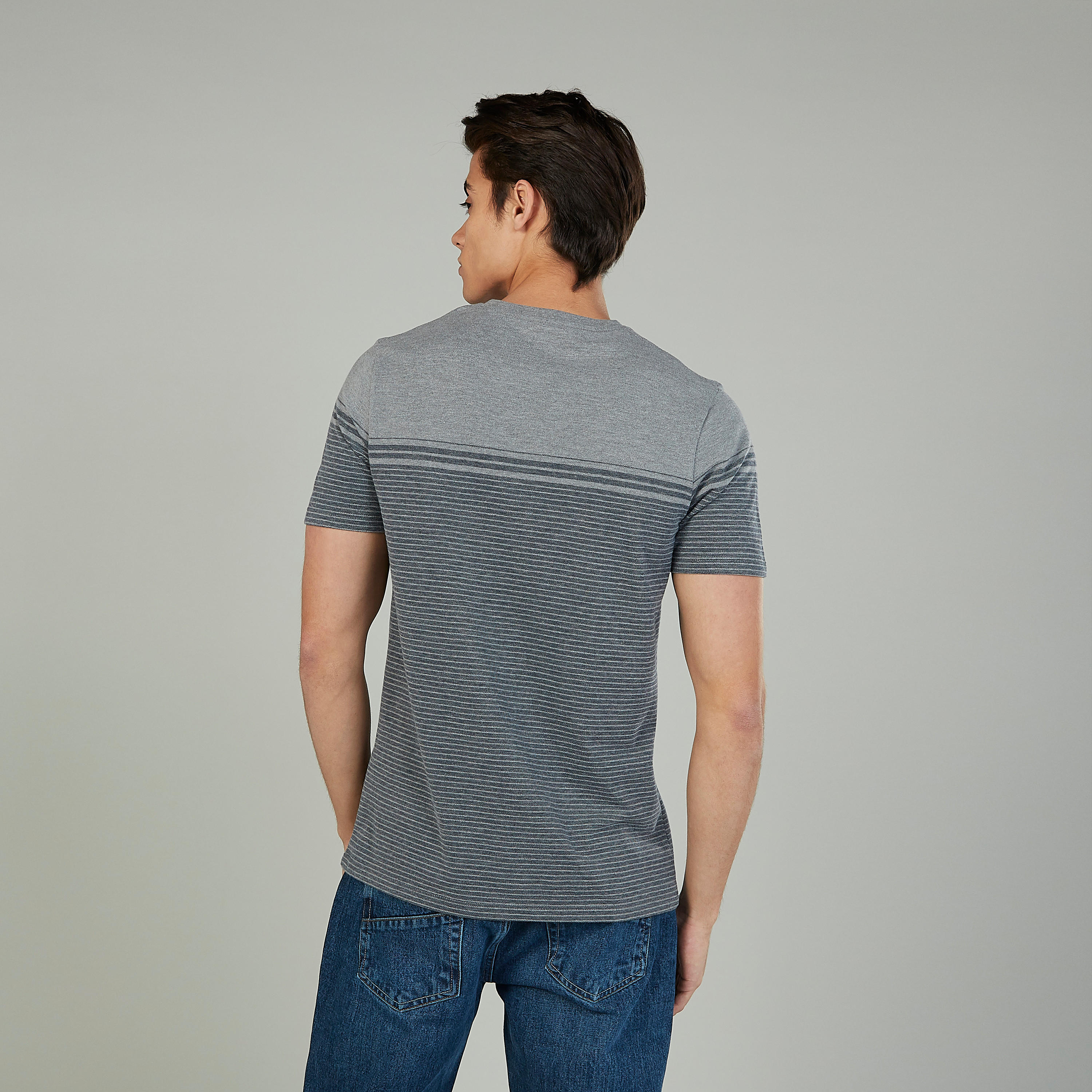 تيشيرت مستدام مقلّم بياقة V وأكمام قصيرة -men-clothing-tshirtsandpolos-tshirts-image-4