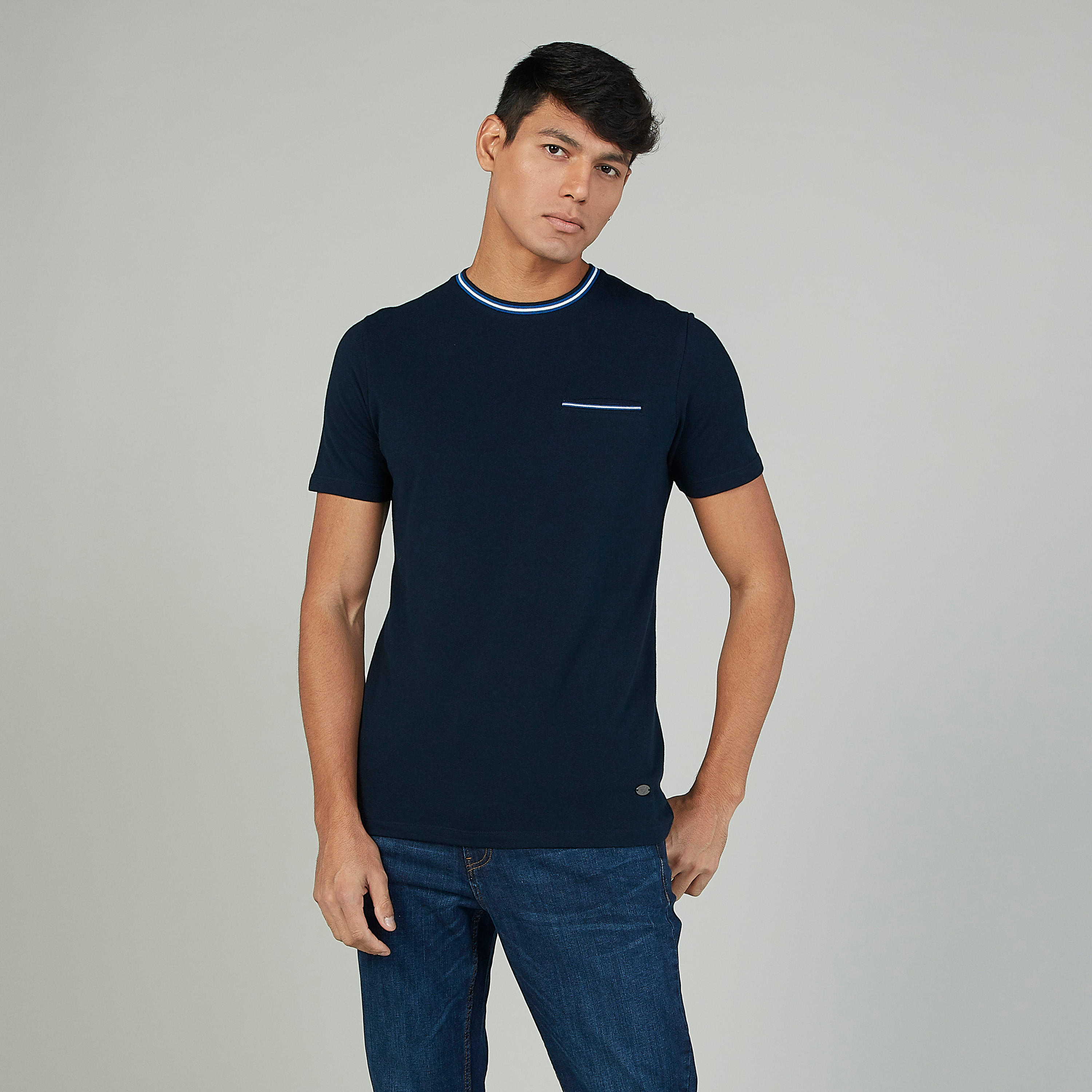 تيشيرت مستدام سادة بقصّة سليم وياقة ضيّقة -men-clothing-tshirtsandpolos-tshirts-image-1