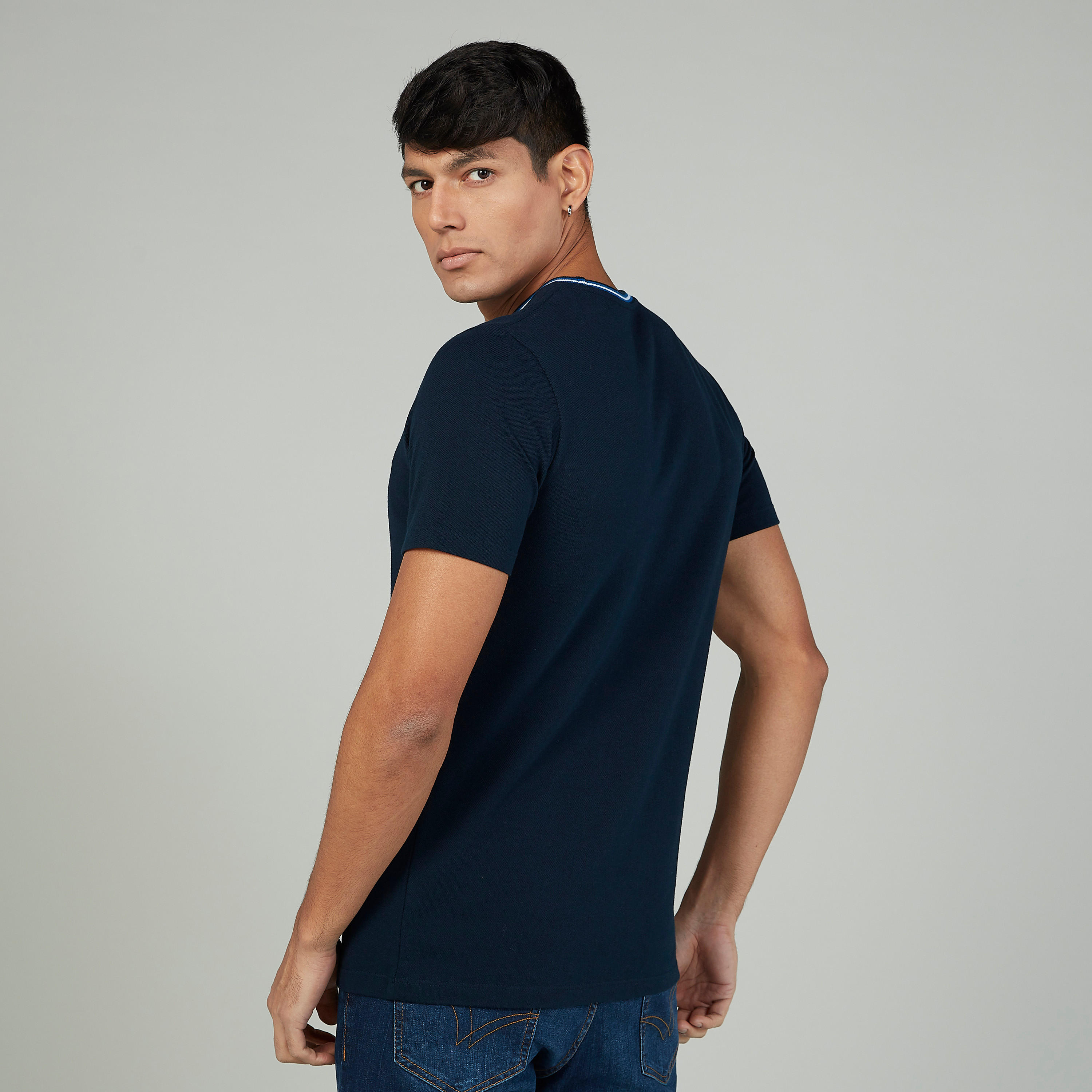 تيشيرت مستدام سادة بقصّة سليم وياقة ضيّقة -men-clothing-tshirtsandpolos-tshirts-image-4