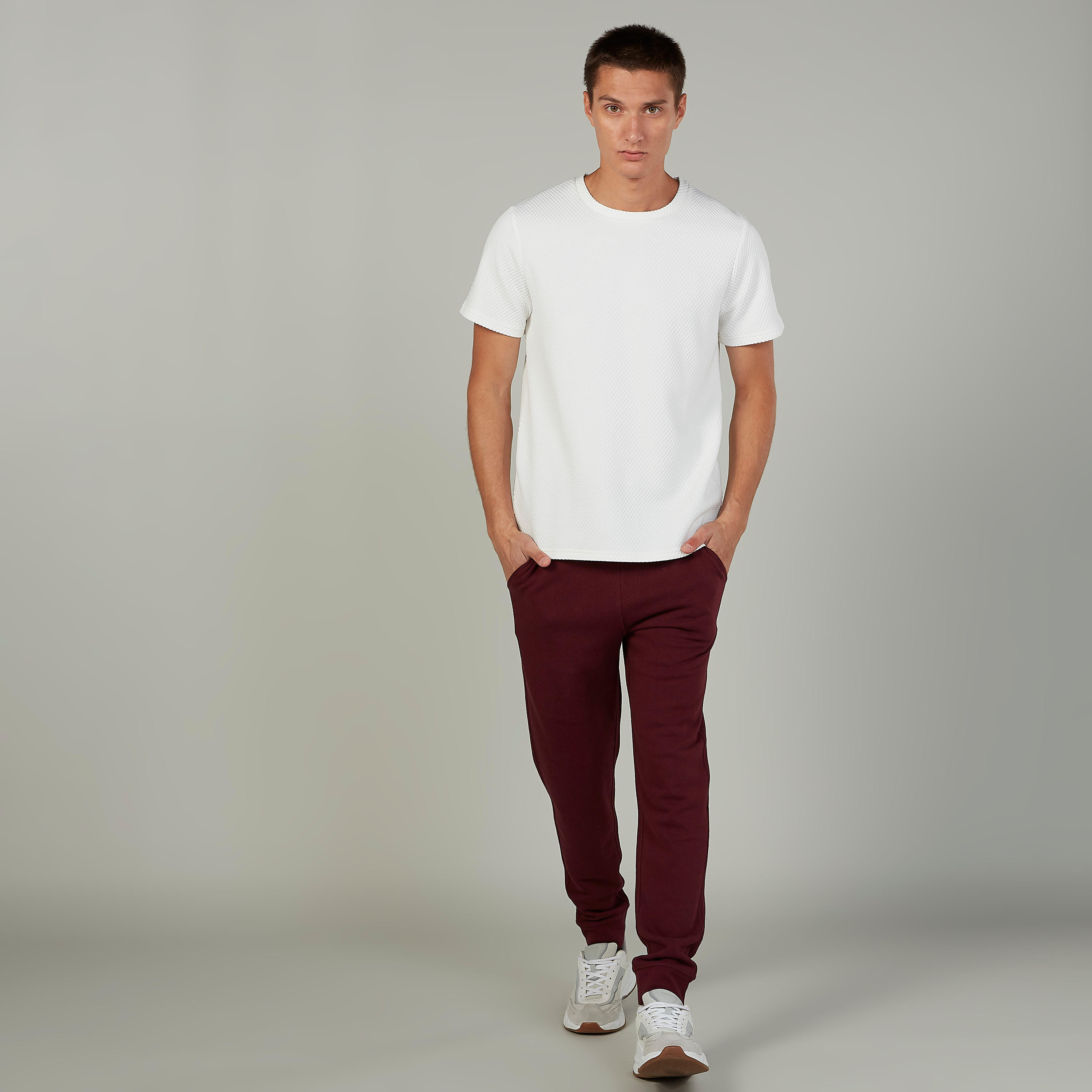 تيشيرت مستدام سليم فيت بياقة ضيّقة وطبعات باتمان -men-clothing-bottoms-joggers-image-2