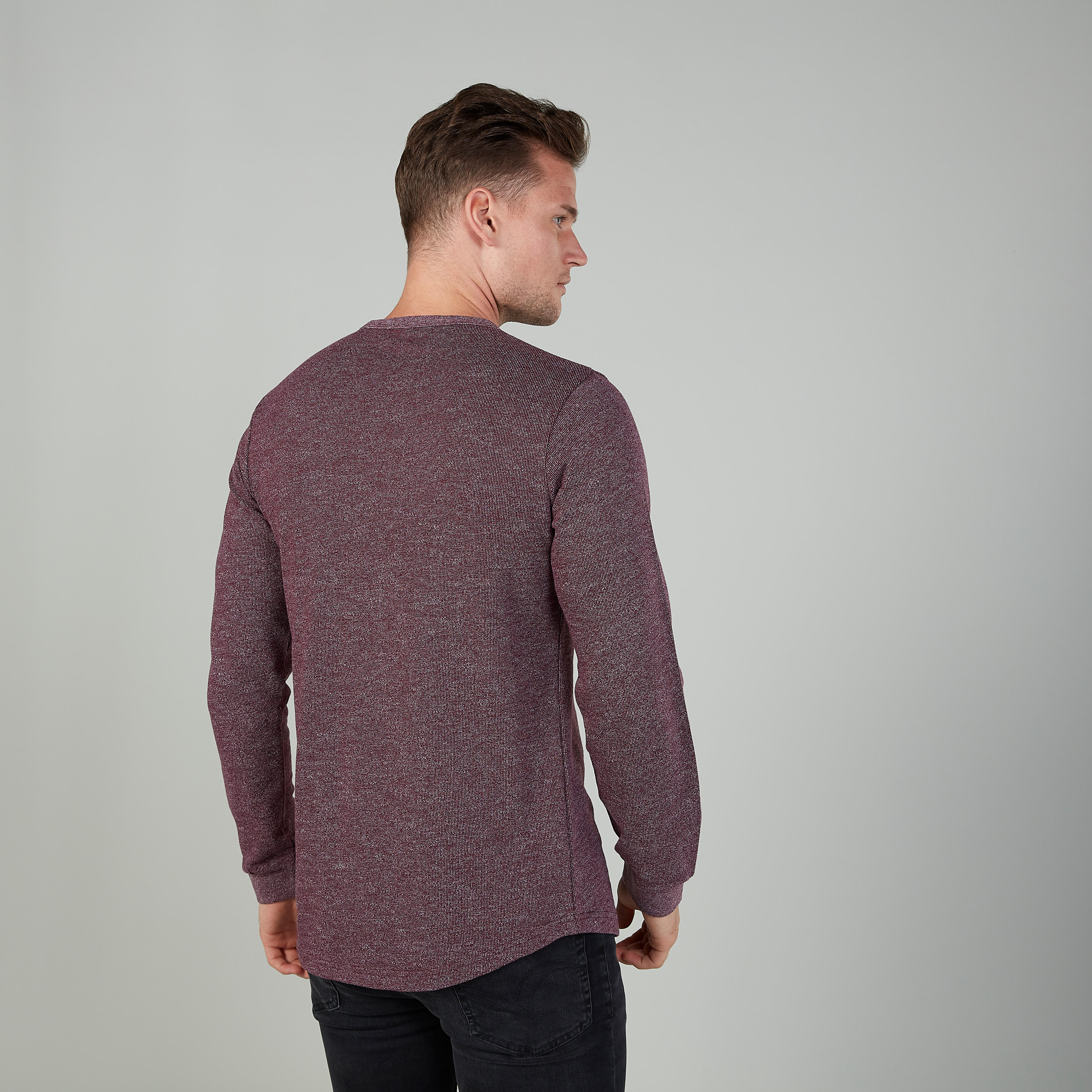 تيشيرت مستدام سليم بارز الملمس بياقة ضيّقة وأكمام طويلة -men-clothing-tshirtsandpolos-tshirts-image-4