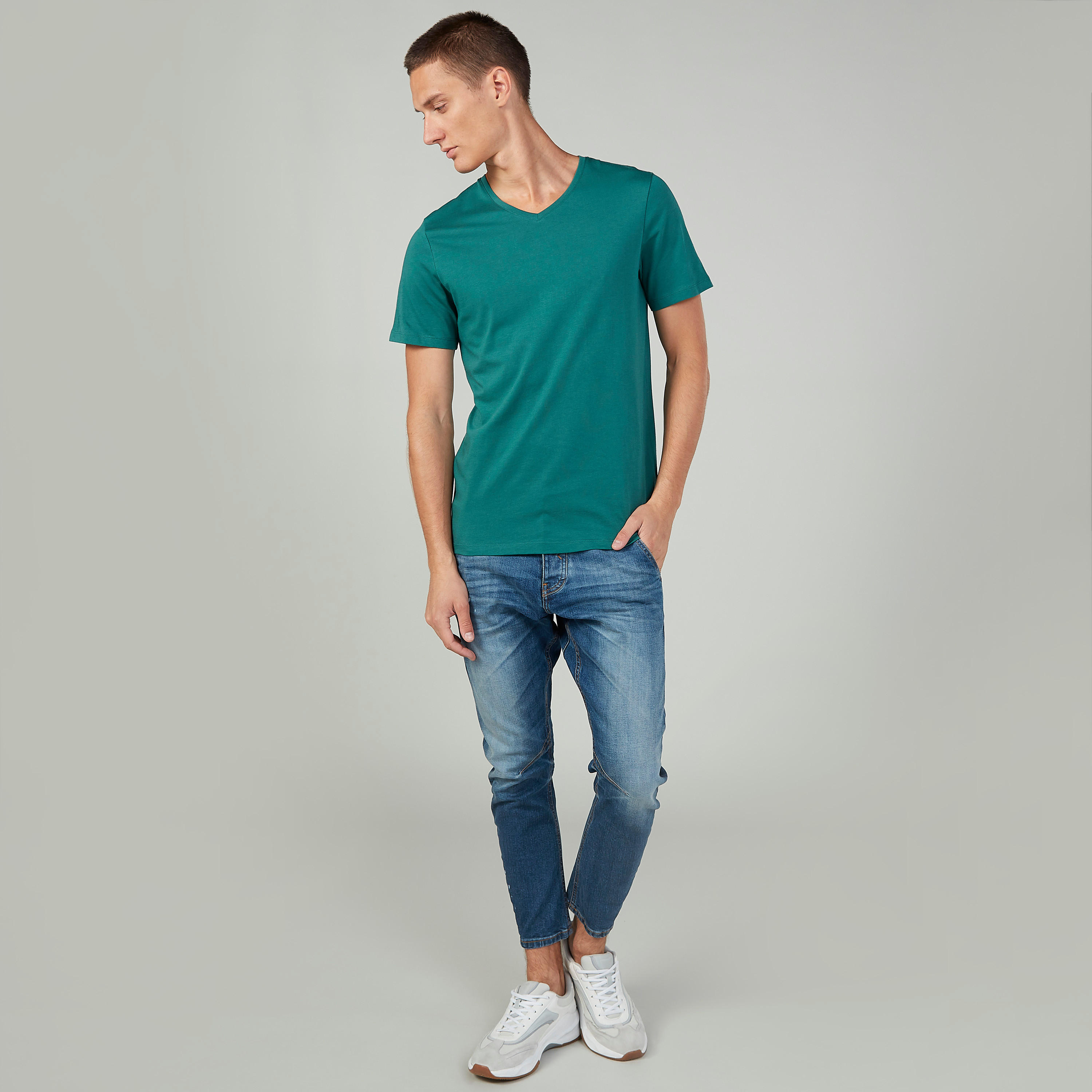تيشيرت سادة بياقة V وأكمام قصيرة-men-clothing-tshirtsandpolos-tshirts-image-3