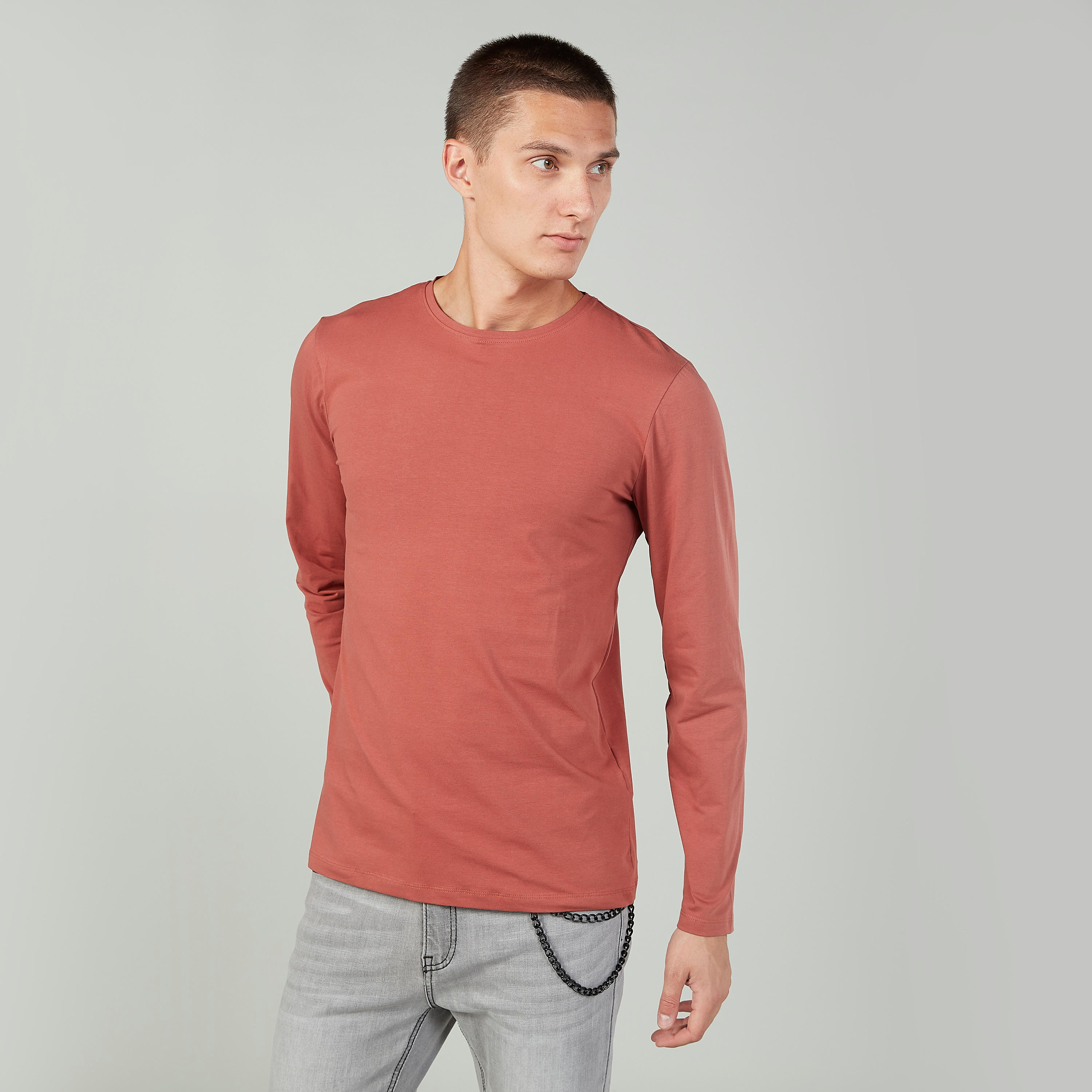 تيشيرت سادة بياقة مستديرة وأكمام طويلة-men-clothing-tshirtsandpolos-tshirts-image-4