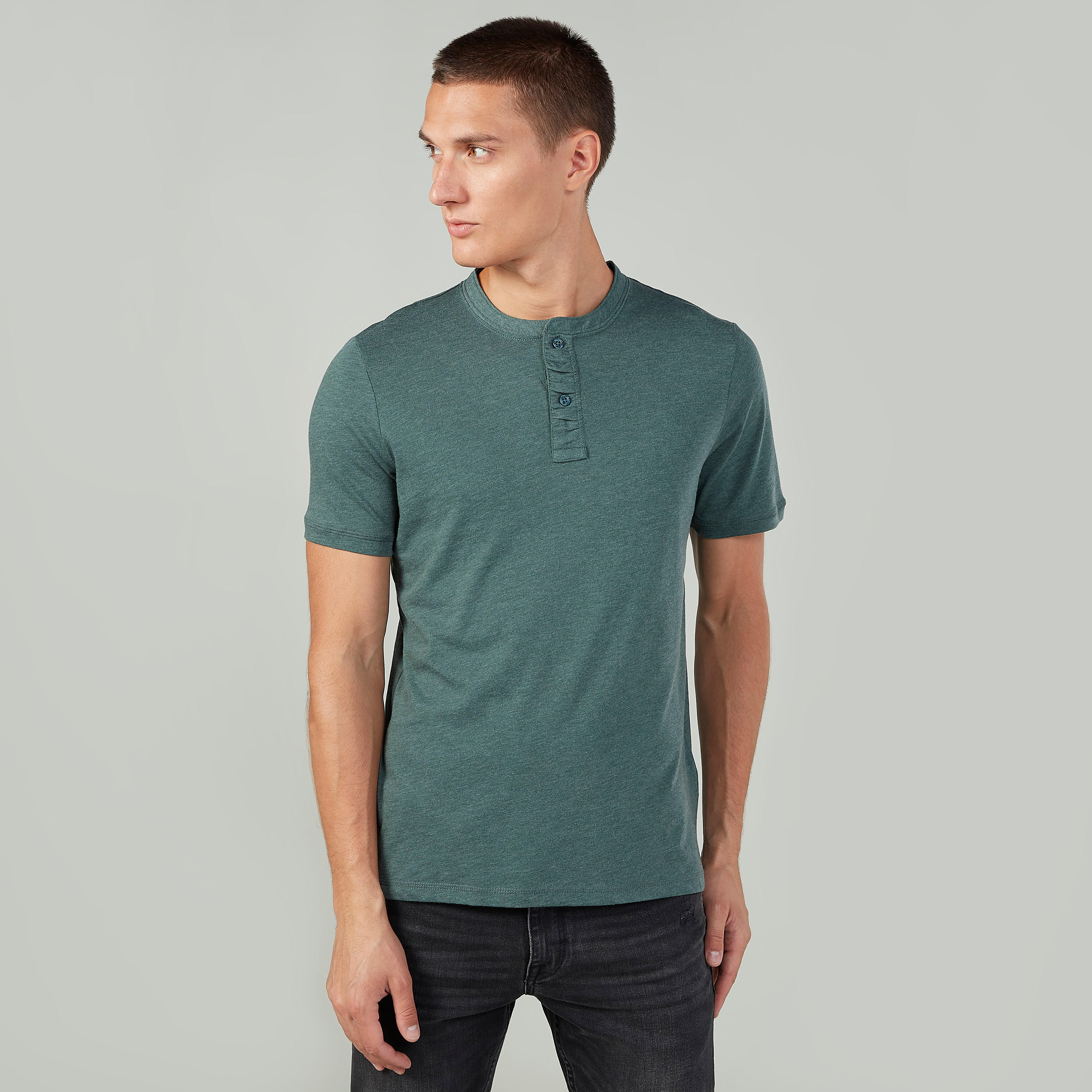 تيشيرت بارز الملمس بياقة هينلي وأكمام قصيرة-men-clothing-tshirtsandpolos-tshirts-image-1