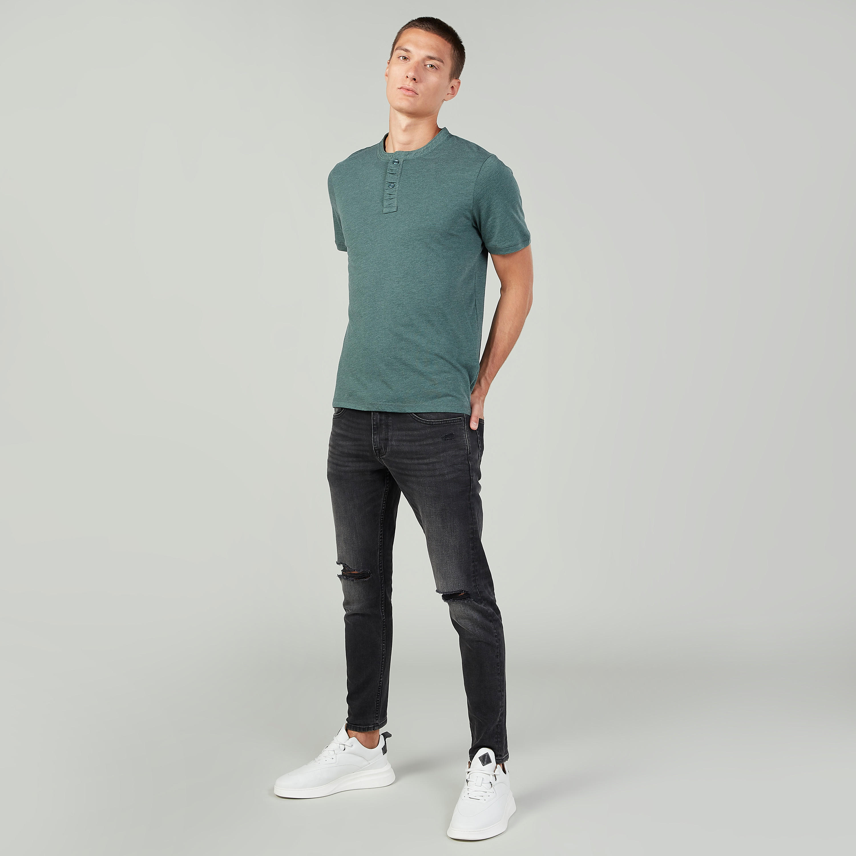 تيشيرت بارز الملمس بياقة هينلي وأكمام قصيرة-men-clothing-tshirtsandpolos-tshirts-image-2